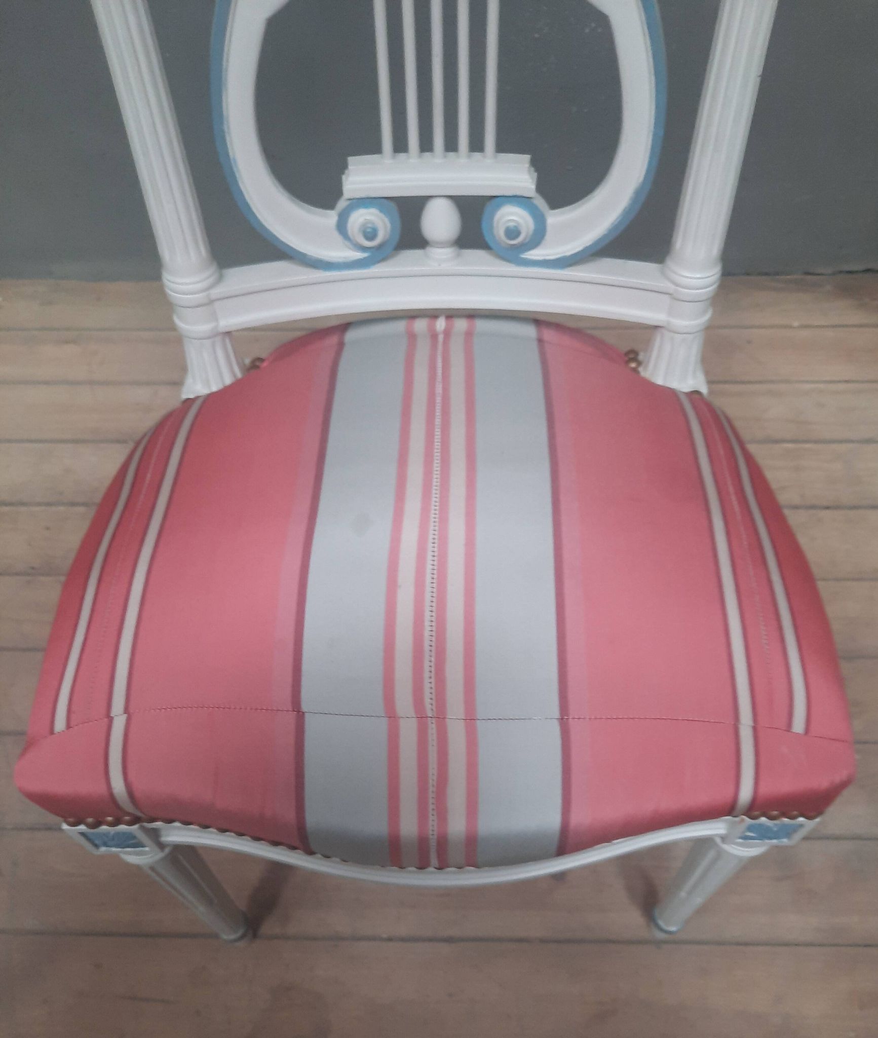 Chaise style Louis XVI laquée dossier lyre