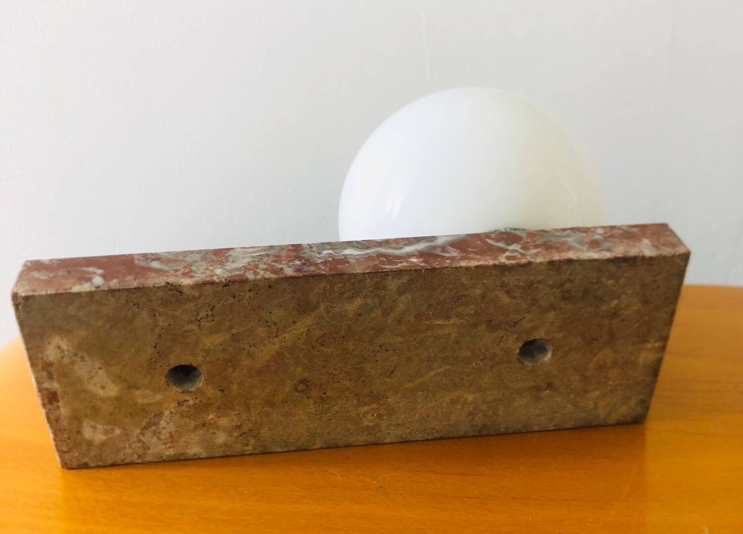 Lampe Art déco globe en opaline blanche et chien de chasse