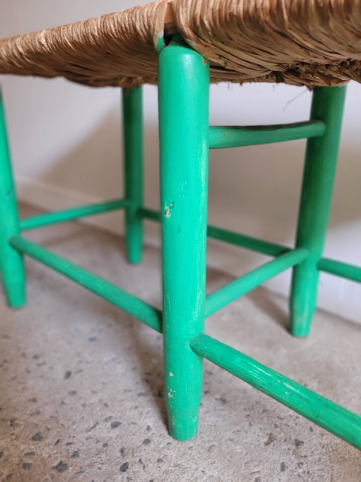 Banc en paille et bois ancien