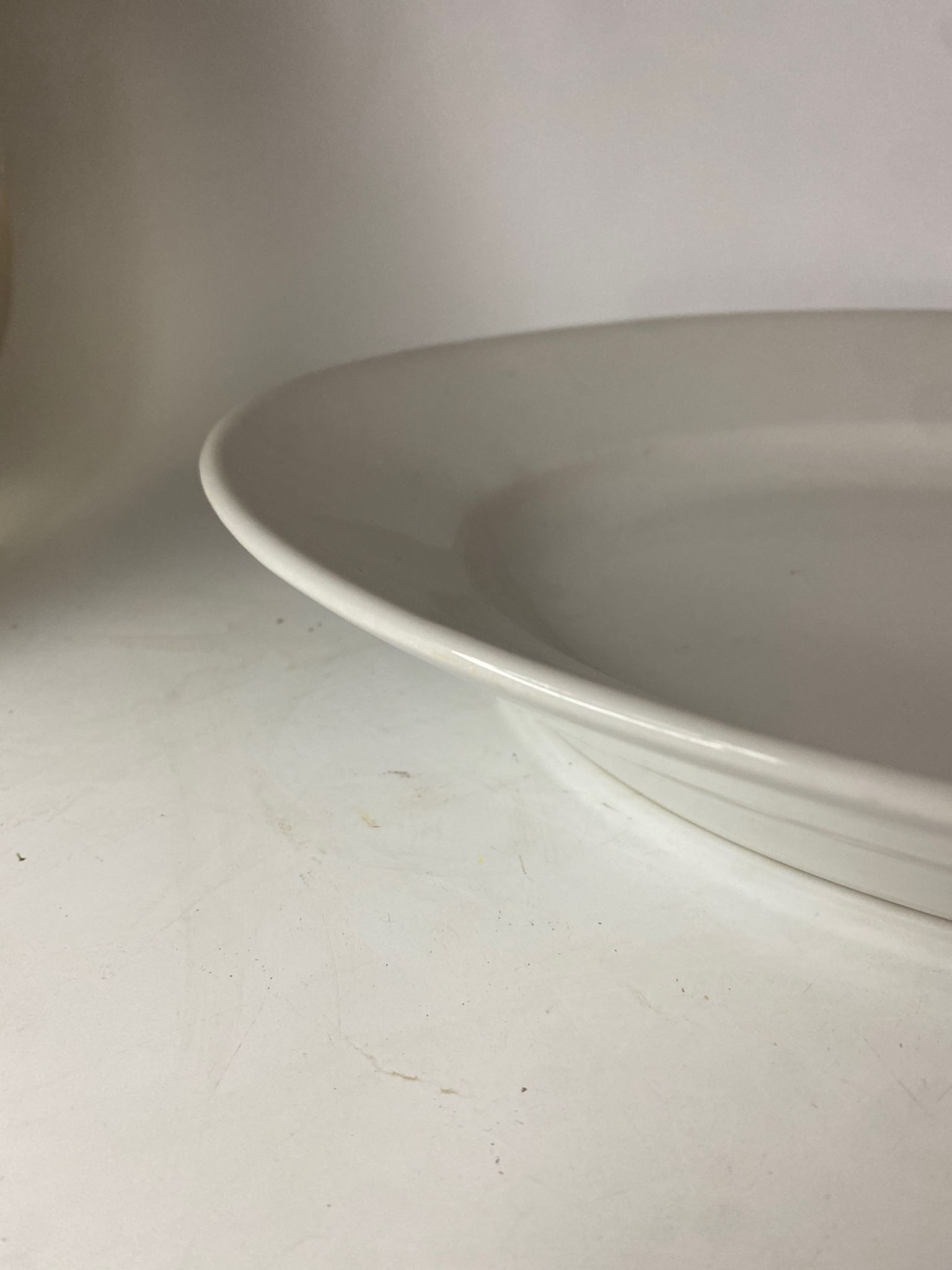Plat blanc en porcelaine