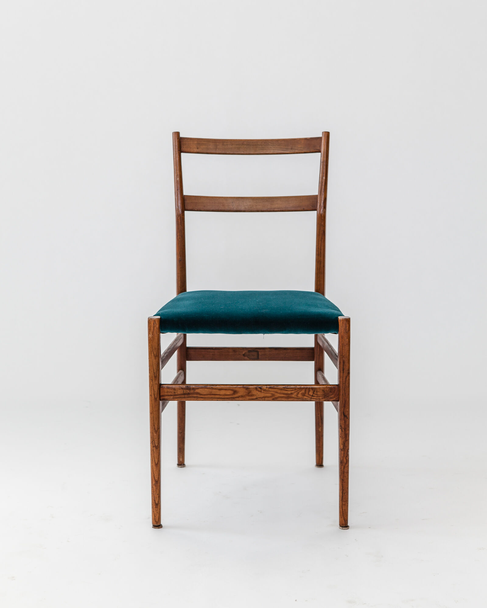 Chair Leggera 646 model  created by Gio Ponti