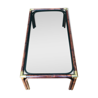 Table basse ancienne en rotin et angles laiton, dessus verre