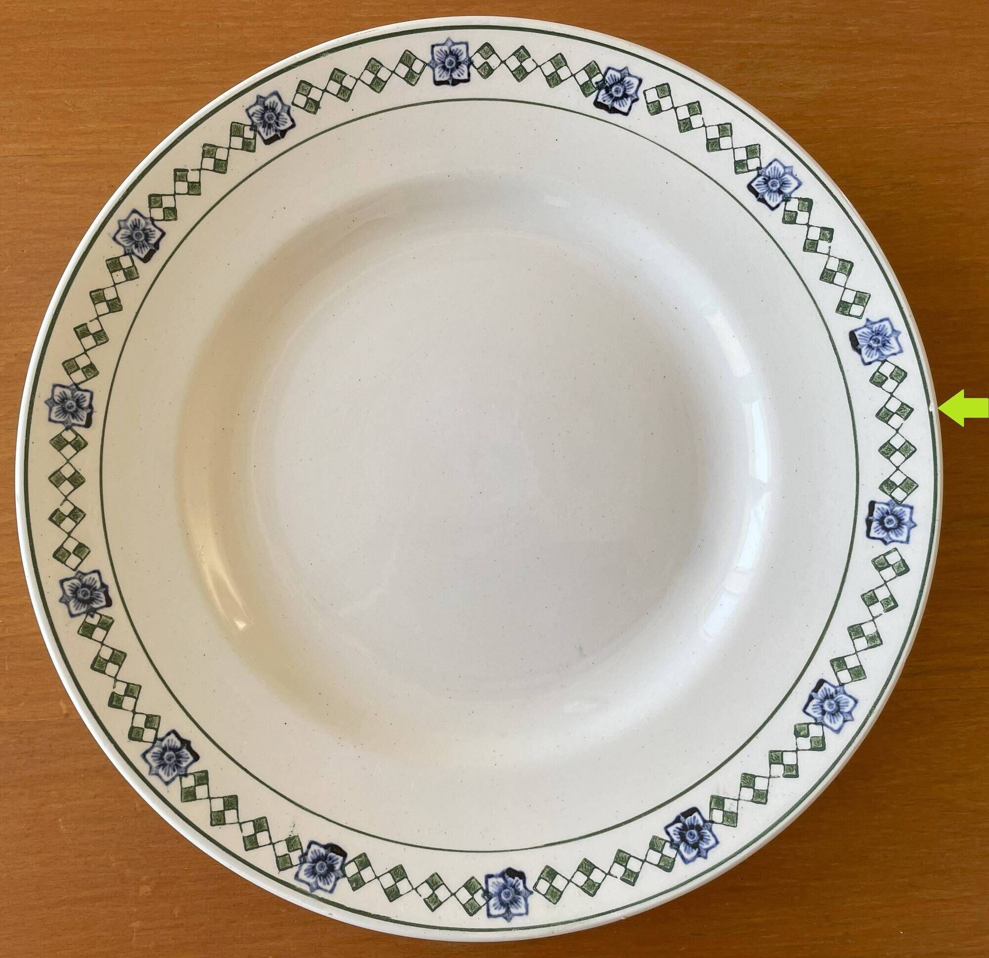6 assiettes plates anciennes en faïence de Saint-Amand (Nord)