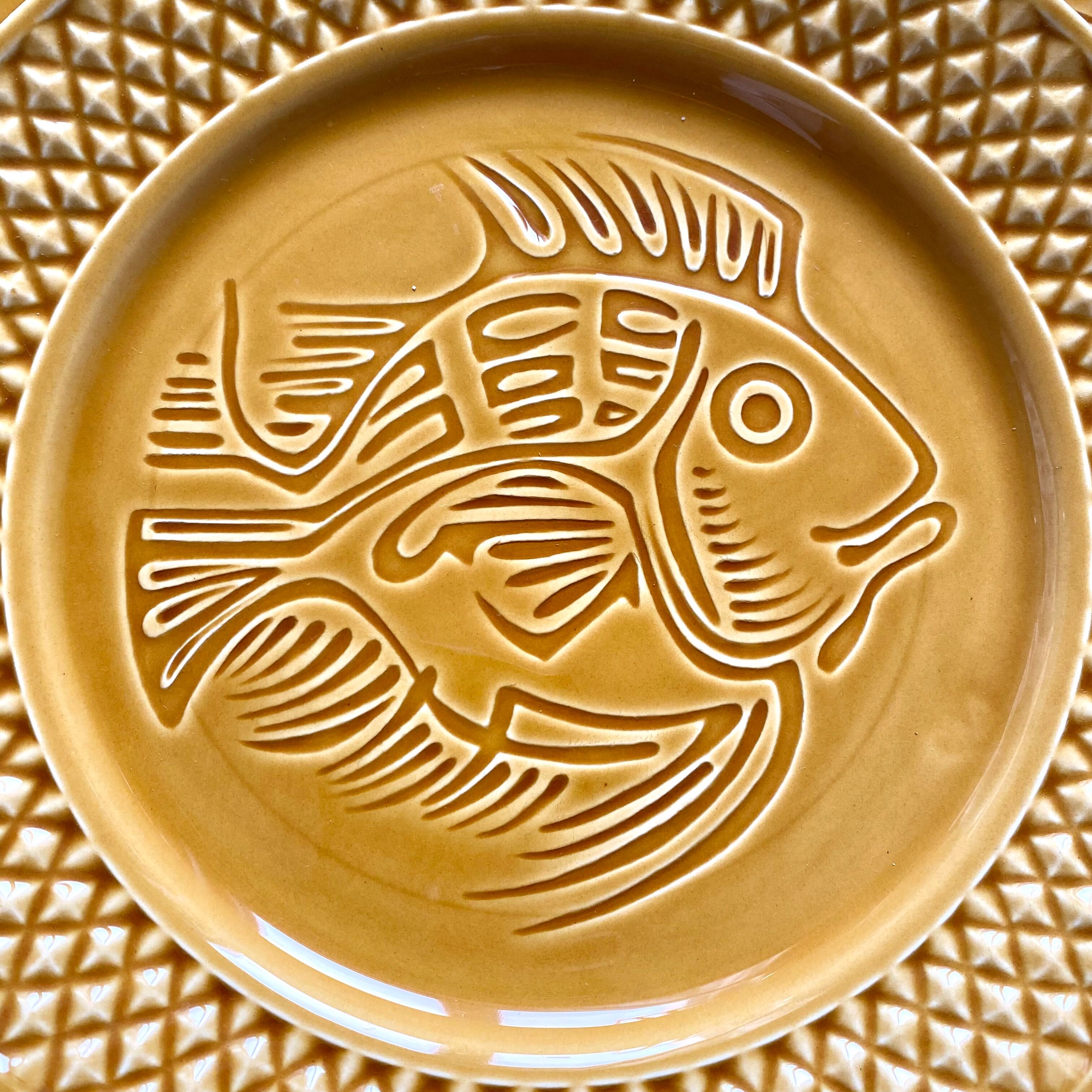 Flat plates in ceramic fish