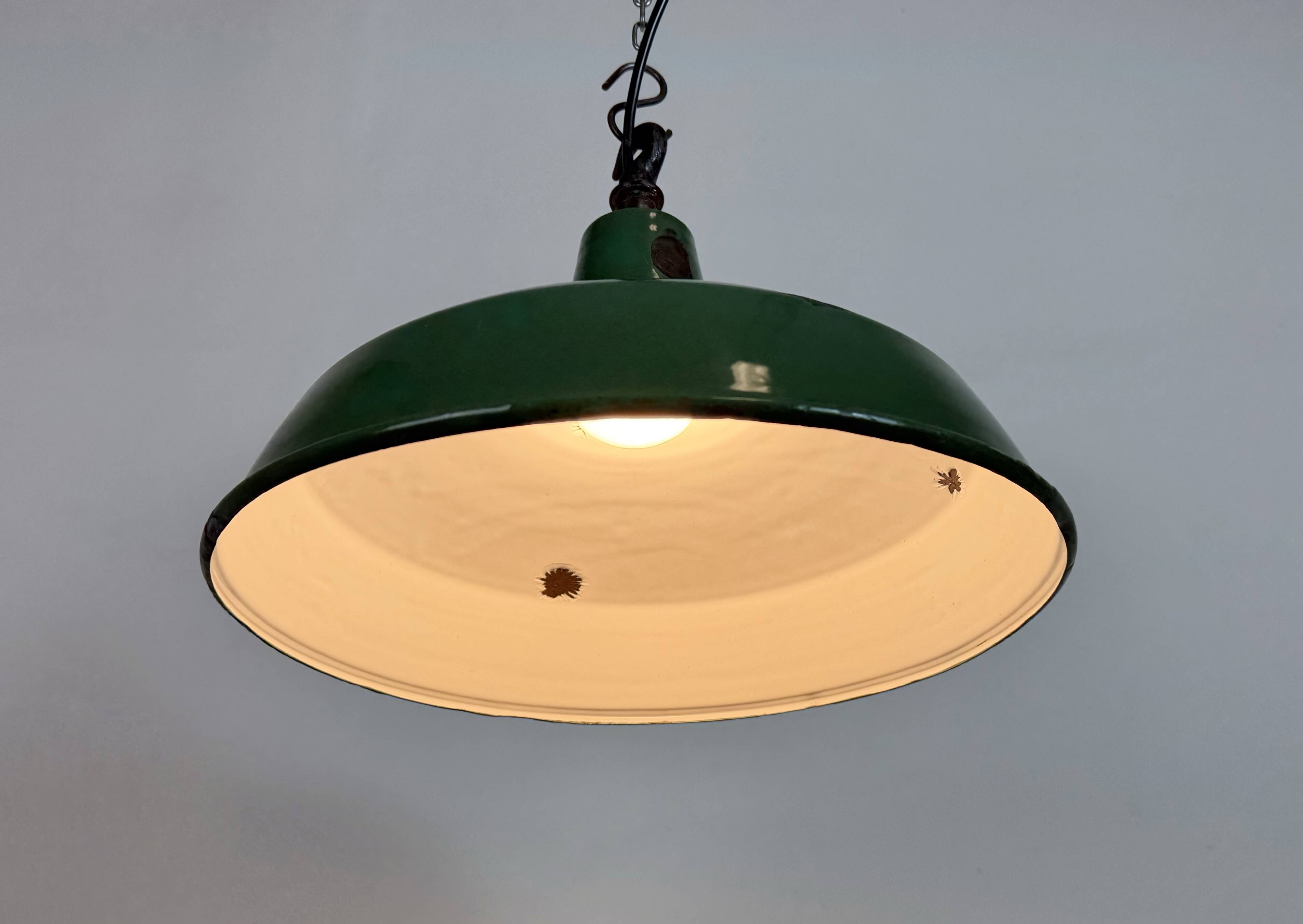 Lampe suspendue en émail vert britannique industriel, années 1960