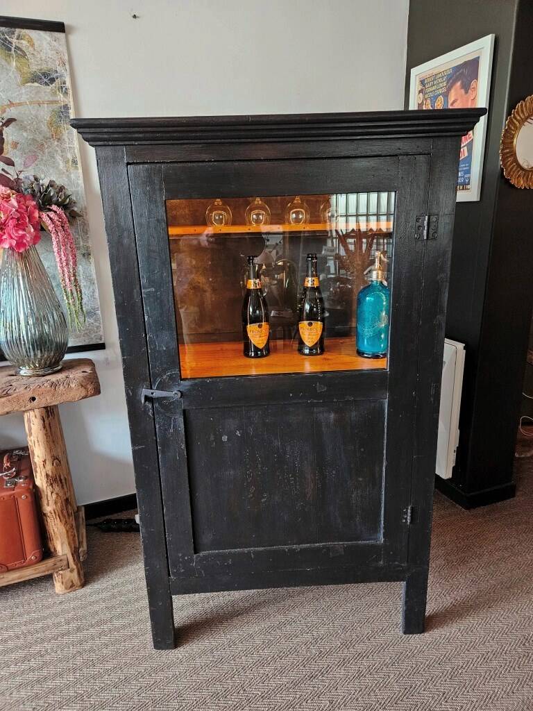 Wine cabinet