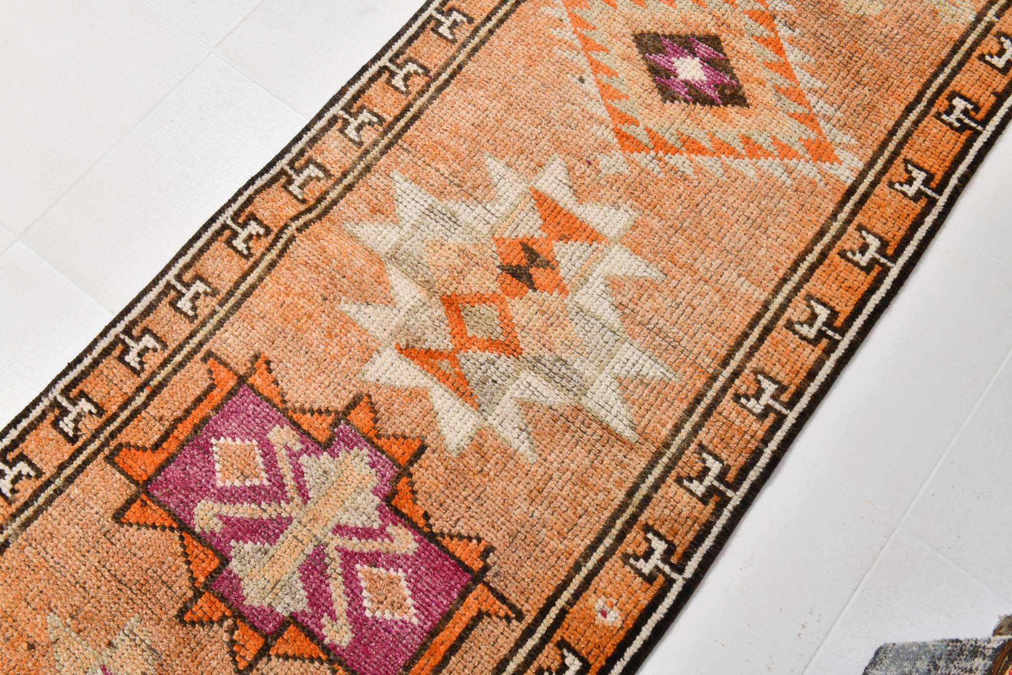 Rare Tapis Runner Vintage Anatolien, Tons Orange et Violet, Fait Main