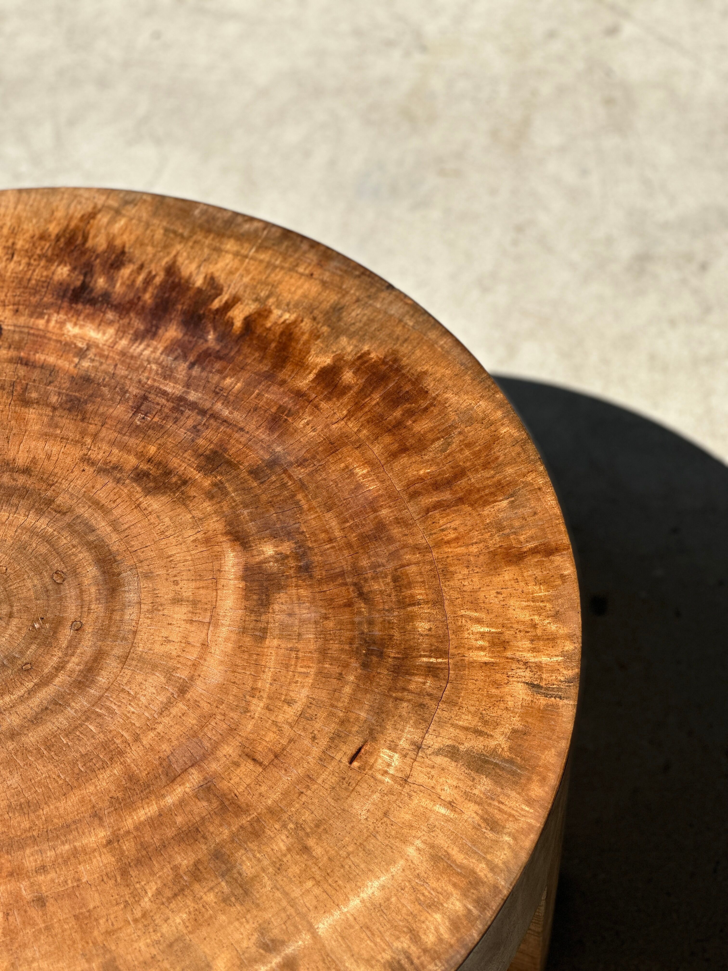 Quadripod coffee table in solid wood monoxyl natural color (dark)