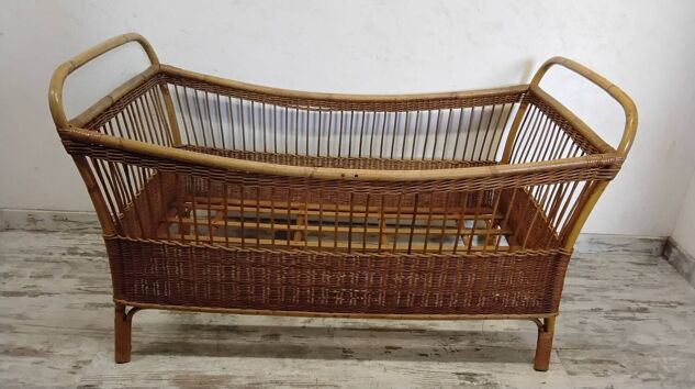 Lit enfant en rotin vintage