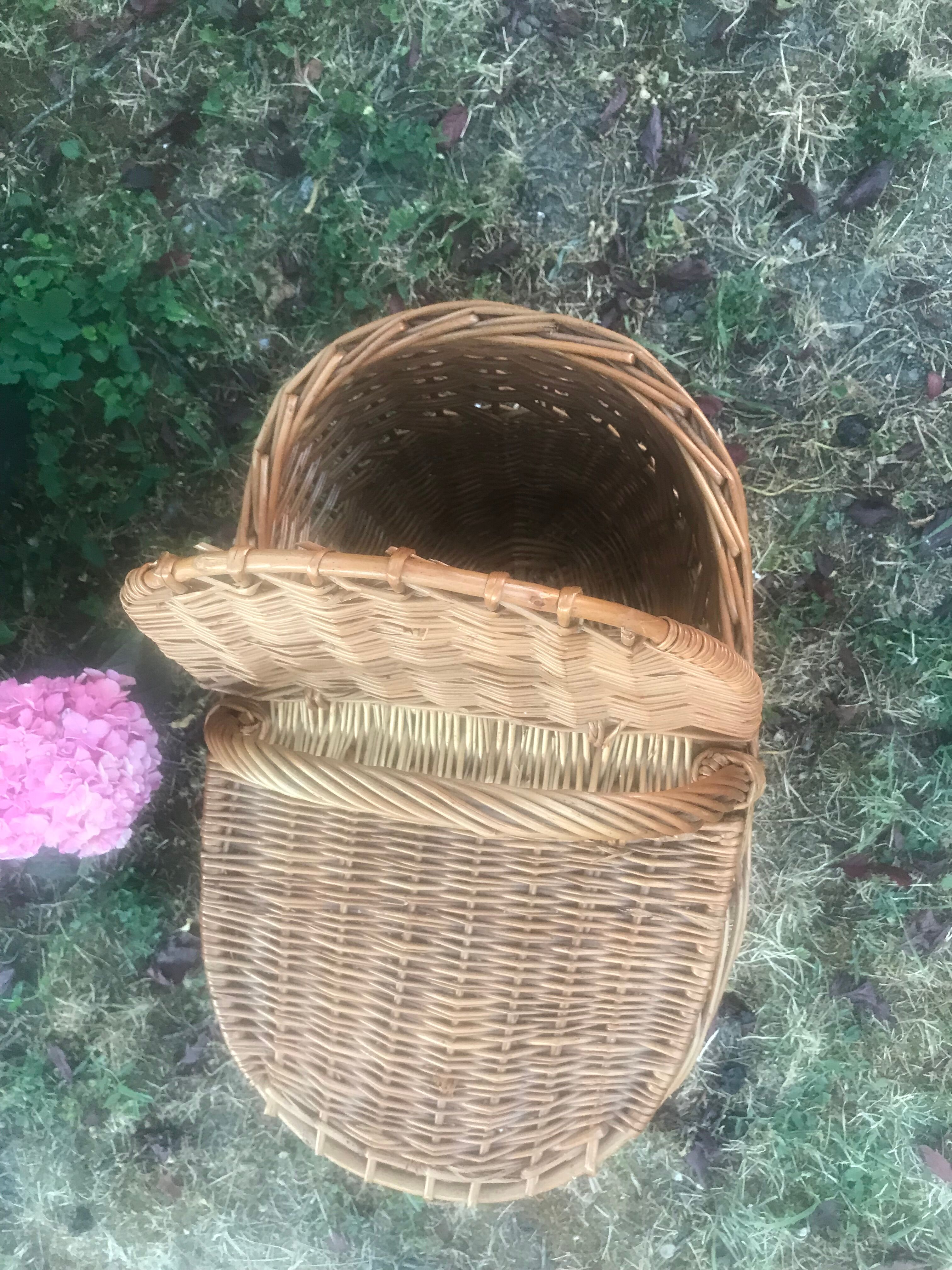 Wicker basket with lid