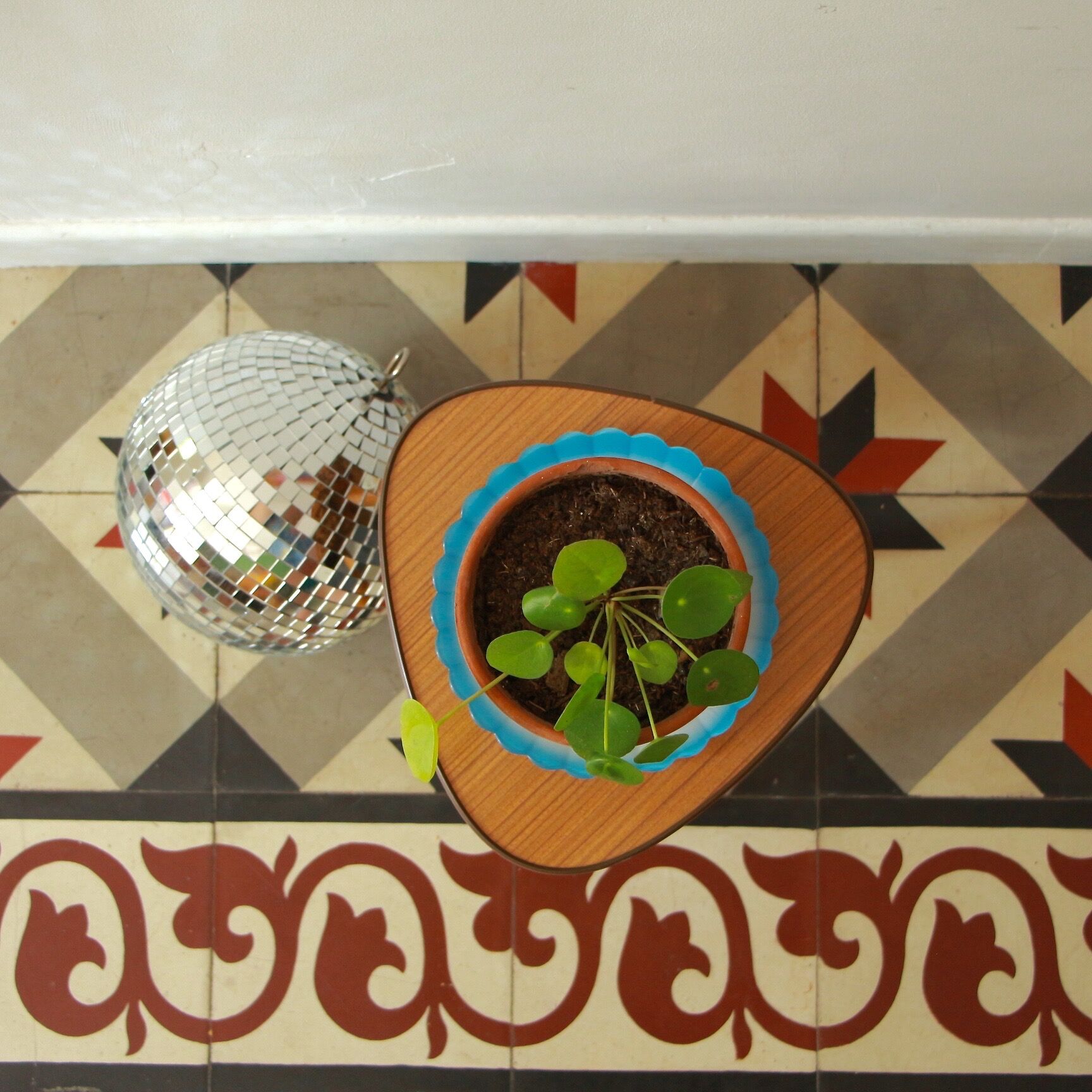 Formica tripod plant holder