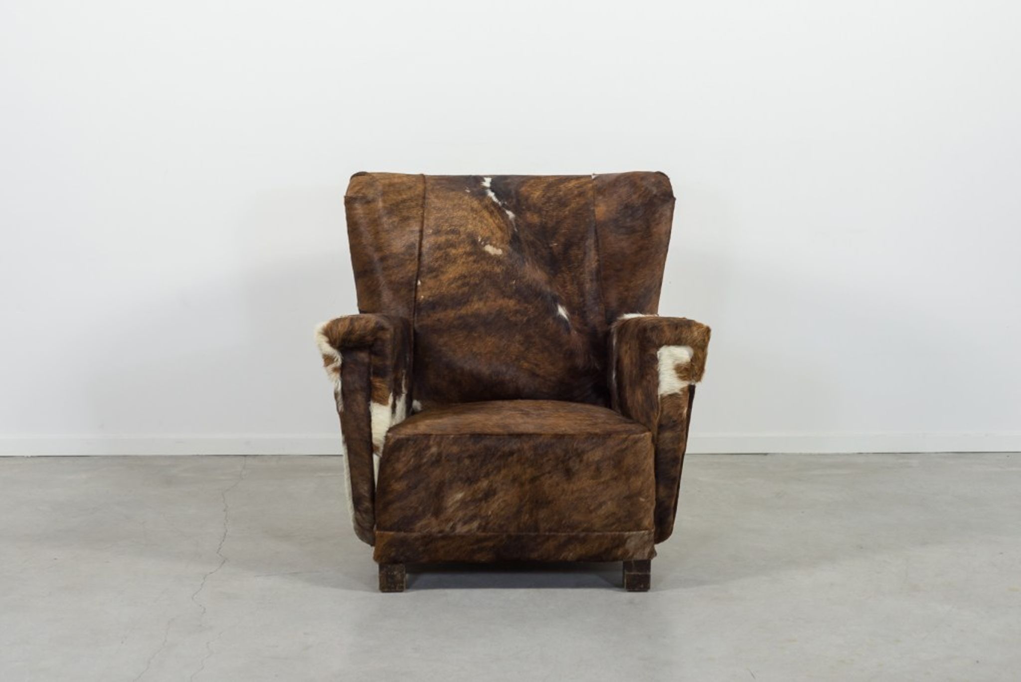 Fauteuil art déco en peau de vache
