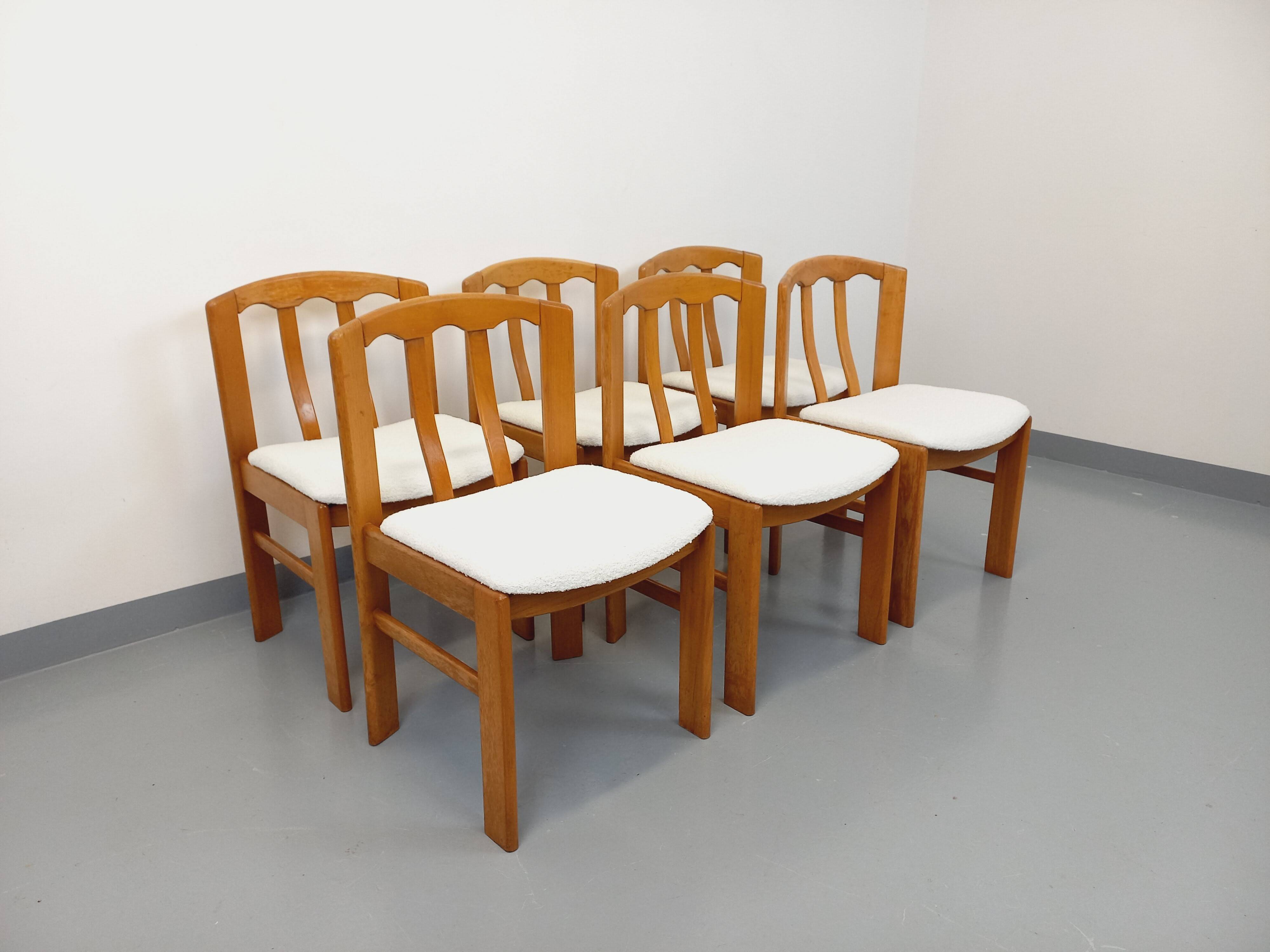 Set of 6 vintage chairs in elm wood and bouclé fabric from the 70s