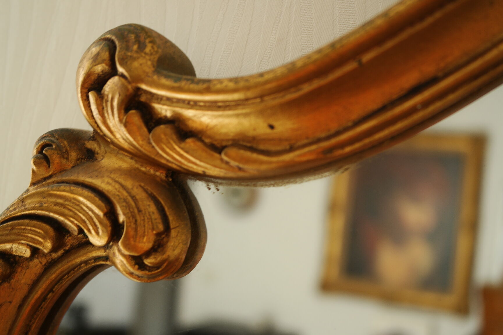 Miroir rocaille style Louis XV artisanal en bois doré XXème 80X65