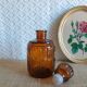 Carafe en verre ambré avec bouchon vintage