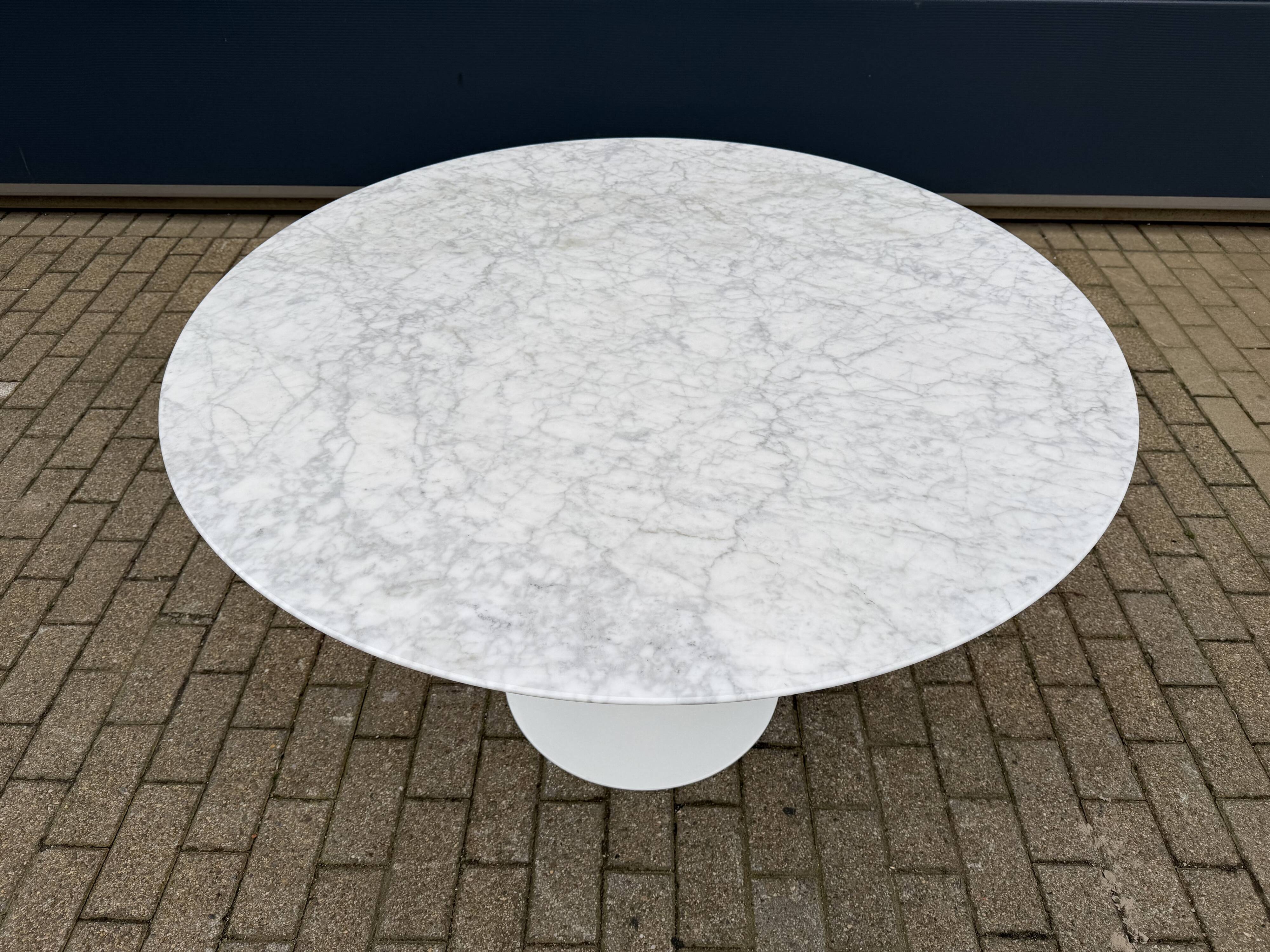 Original Knoll Tulip dining table in Carrara marble (120cm)
