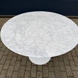 Original Knoll Tulip dining table in Carrara marble (120cm)