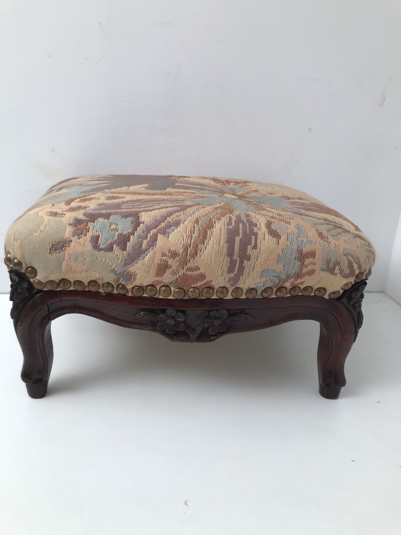 Repose-pied en bois rembourré vintage style Louis IV