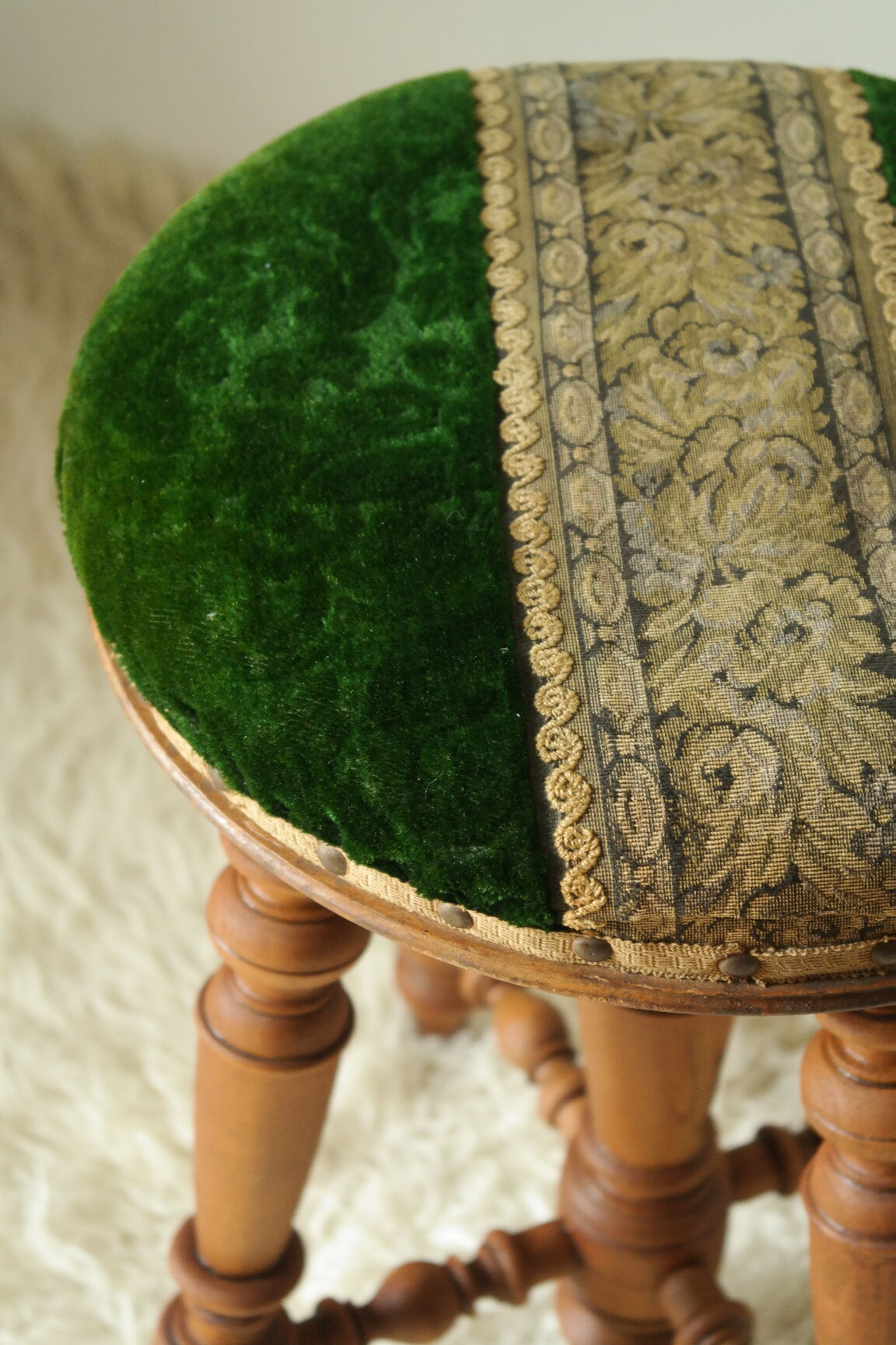 Napoleon III piano stool