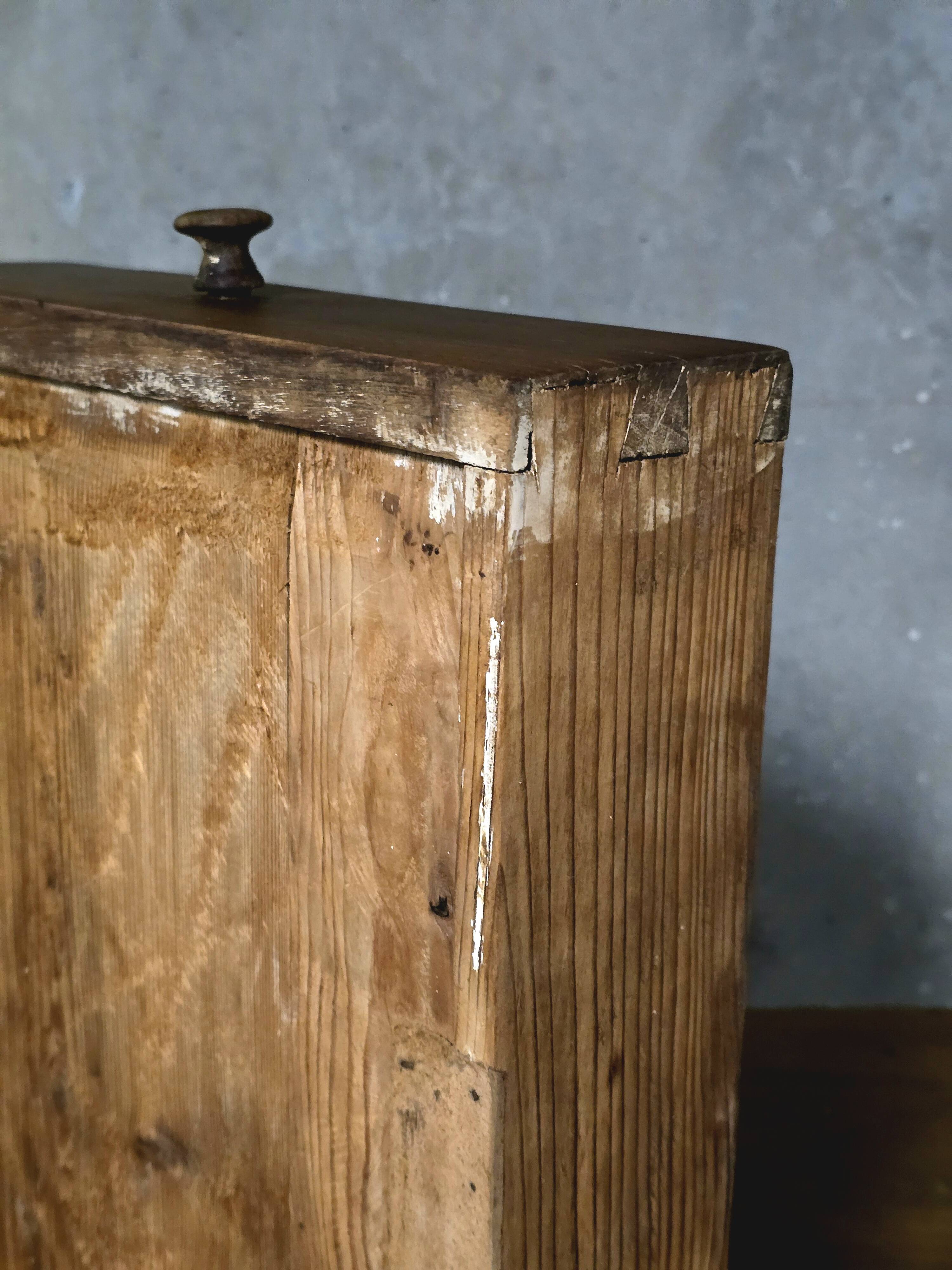 Writing table in walnut, 18th century, provincial work.