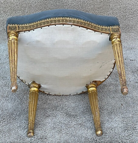 Chaise dorée