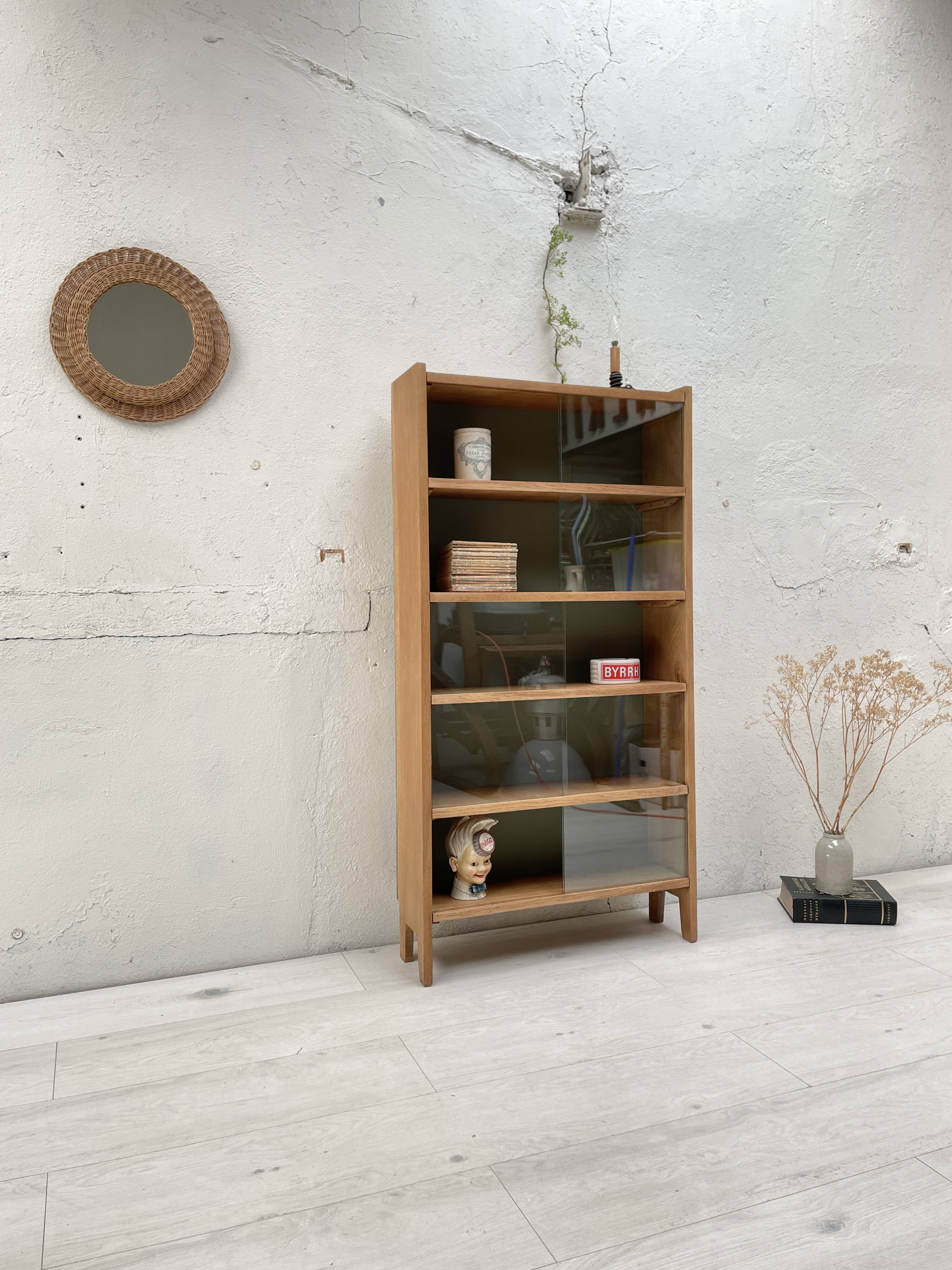 Vintage bookcase in solid oak.