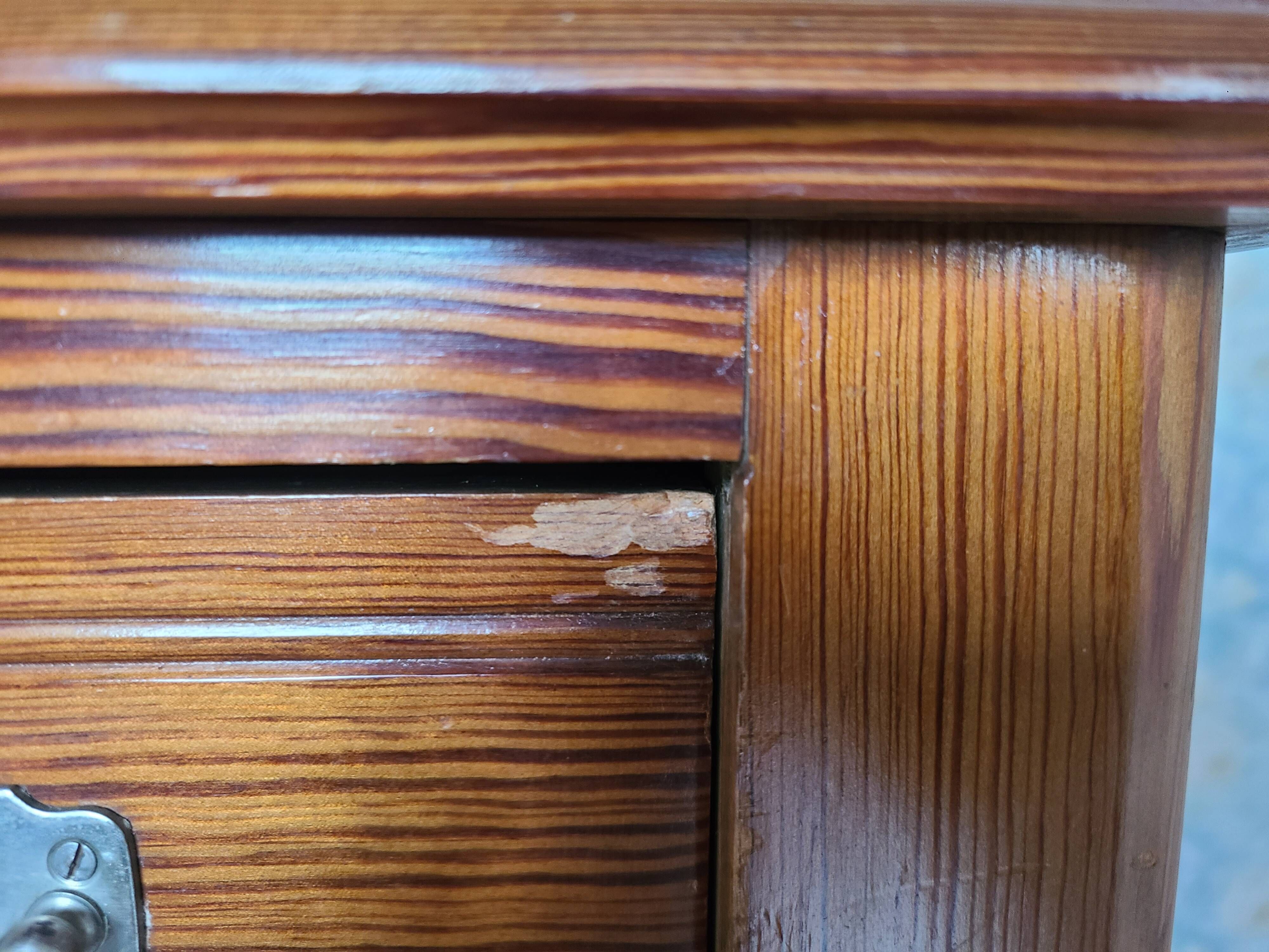 Secrétaire dissimulé en chiffonnier en zébrano et marbre