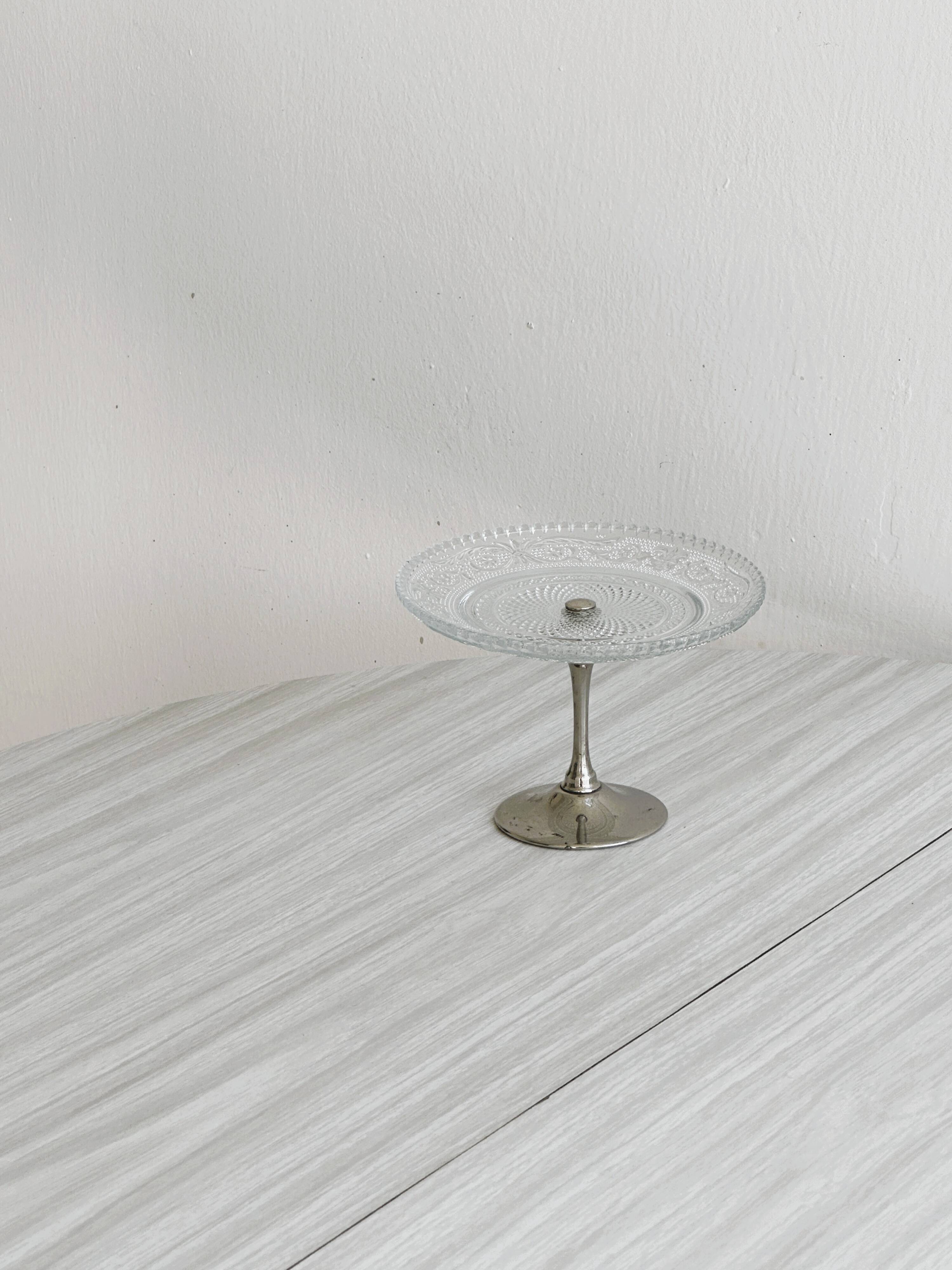 Bowl on a foot in worked glass and elegant metal