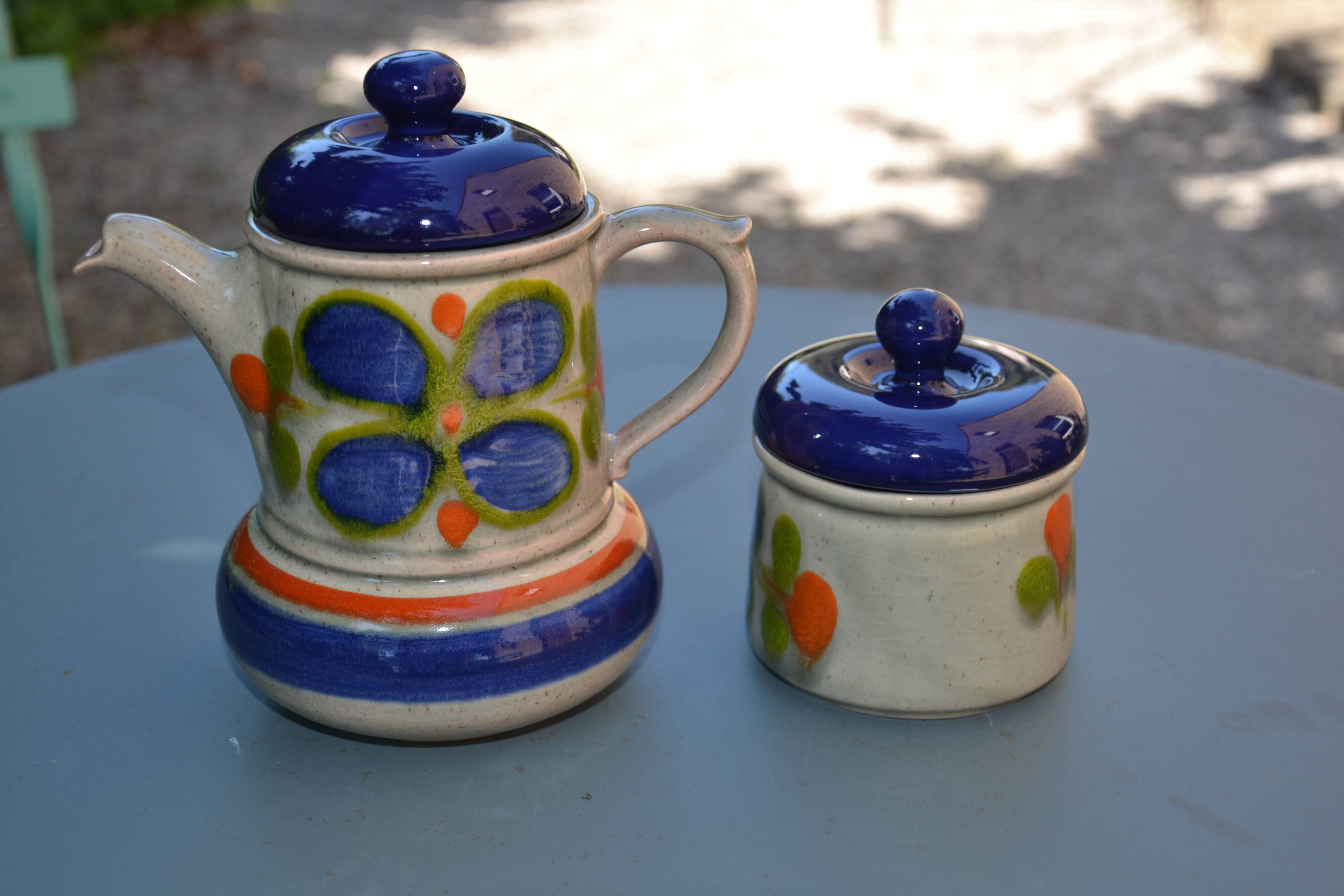 signed sugar bowl/milk jug set