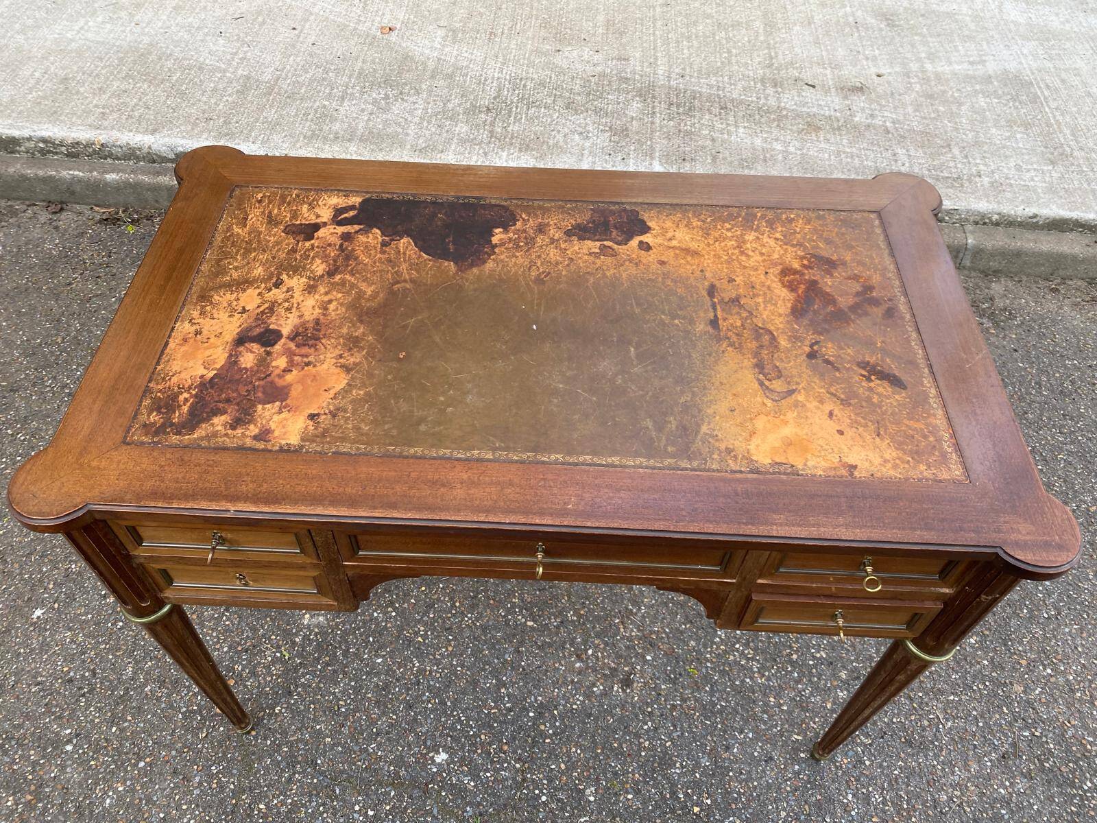Louis XVI desk in solid wood and leather from the 20th century.