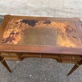 Louis XVI desk in solid wood and leather from the 20th century.