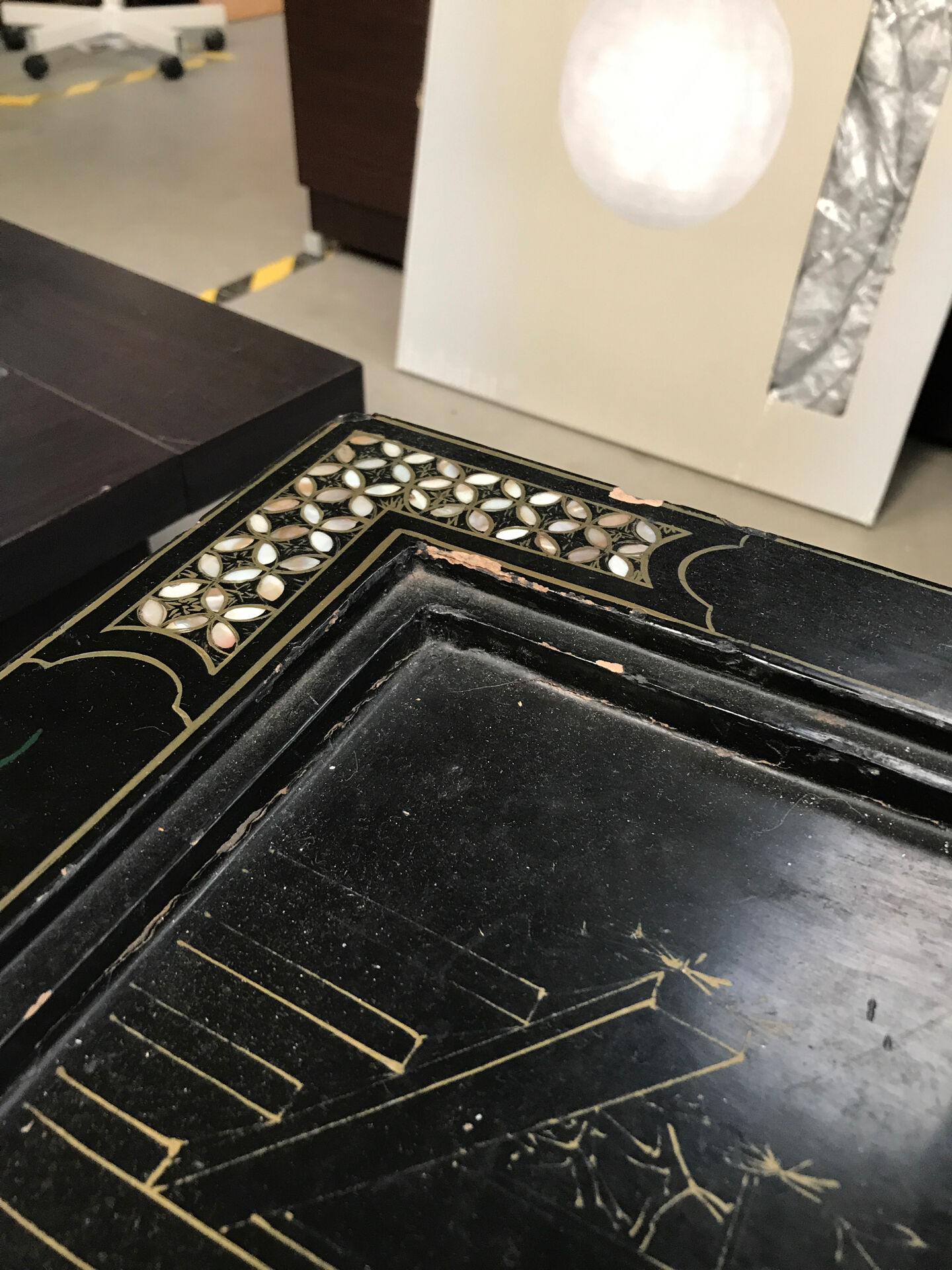 Table basse Chinoise avec sculpture et nacre