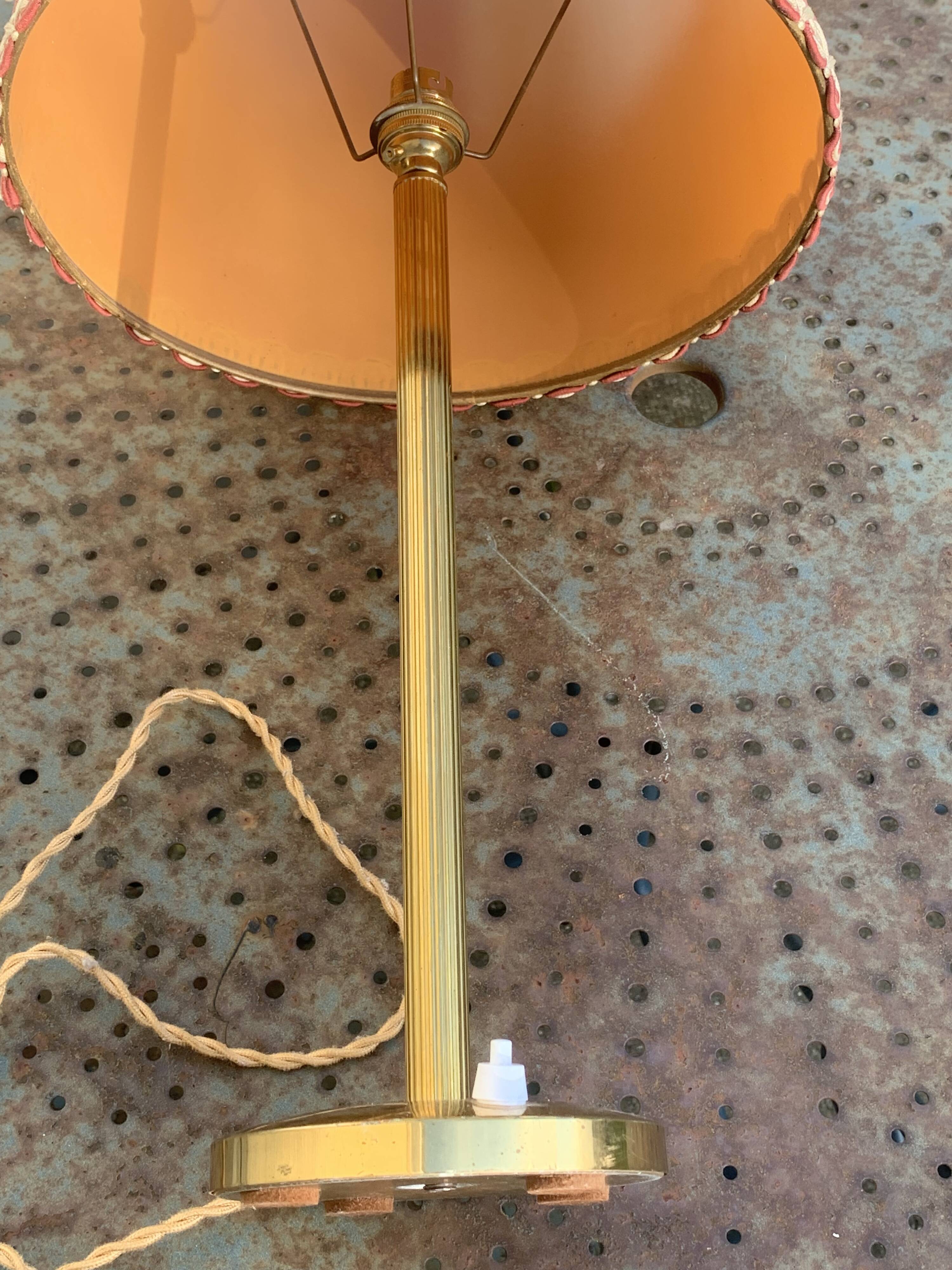 Table lamp, bedside lamp in golden brass, column feet, beige lampshade with trimmings, vintage