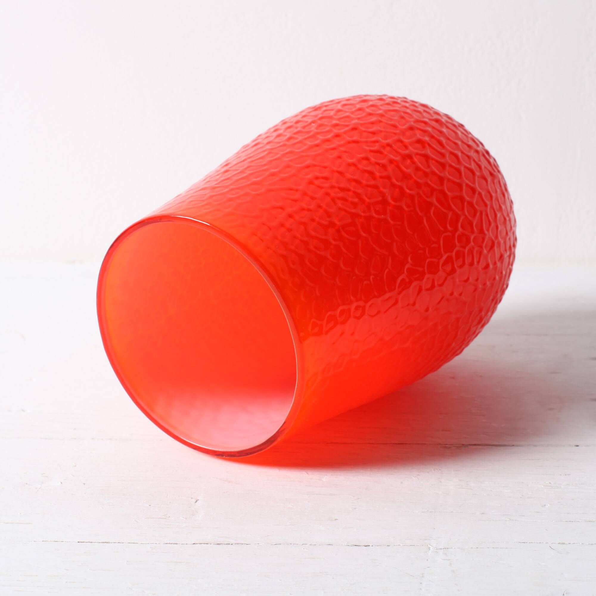 Vase martelé rouge de style mid-century modern : Elme Glasbruk, verre suédois, années 1960.