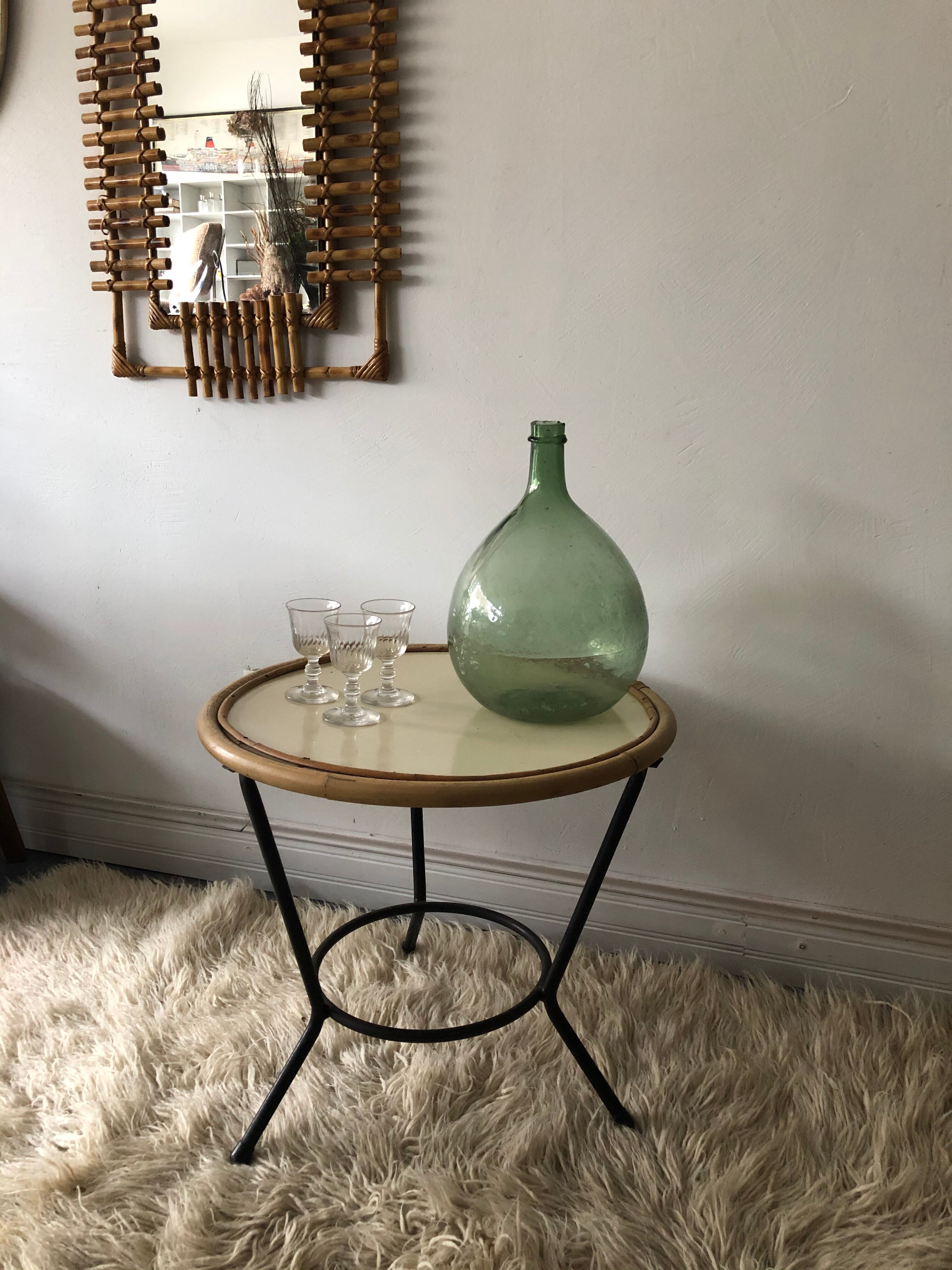 Table basse vintage, tripode en rotin