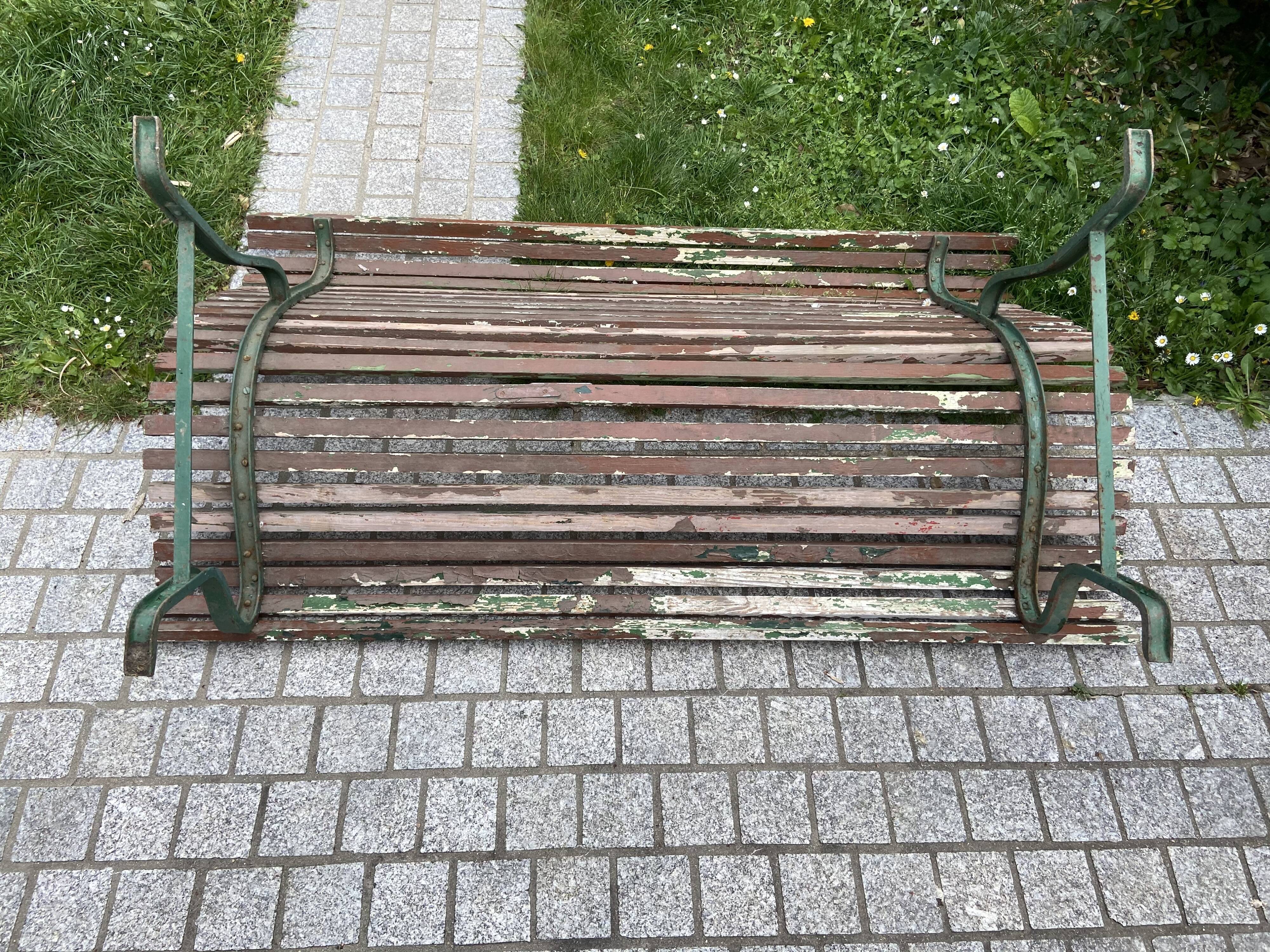 Banc de jardin parisien ancien en fer forgé et bois