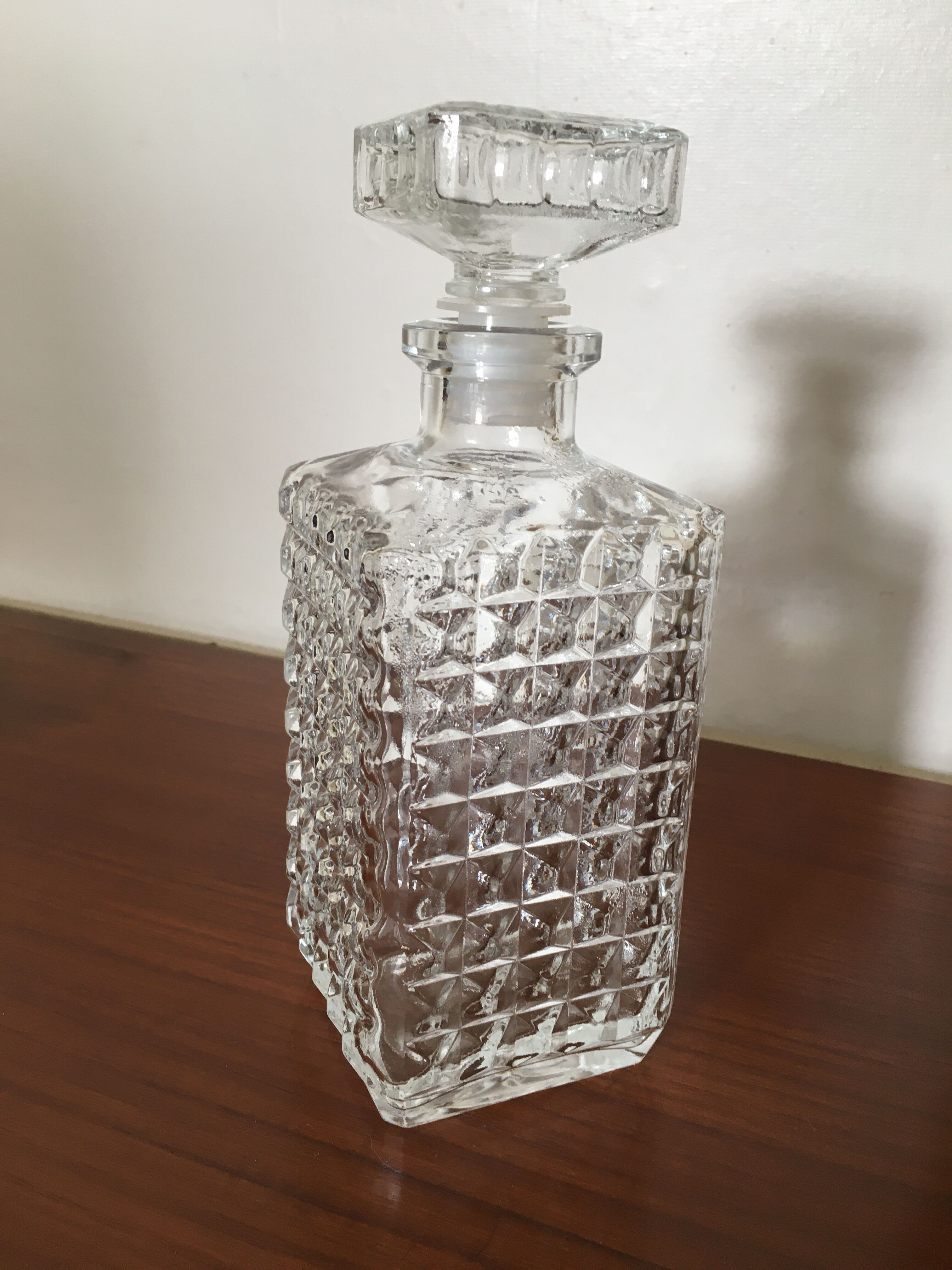 Diamond-tipped whisky carafe