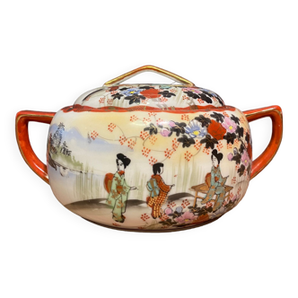 Pot couvert à anses en porcelaine signée du Japon