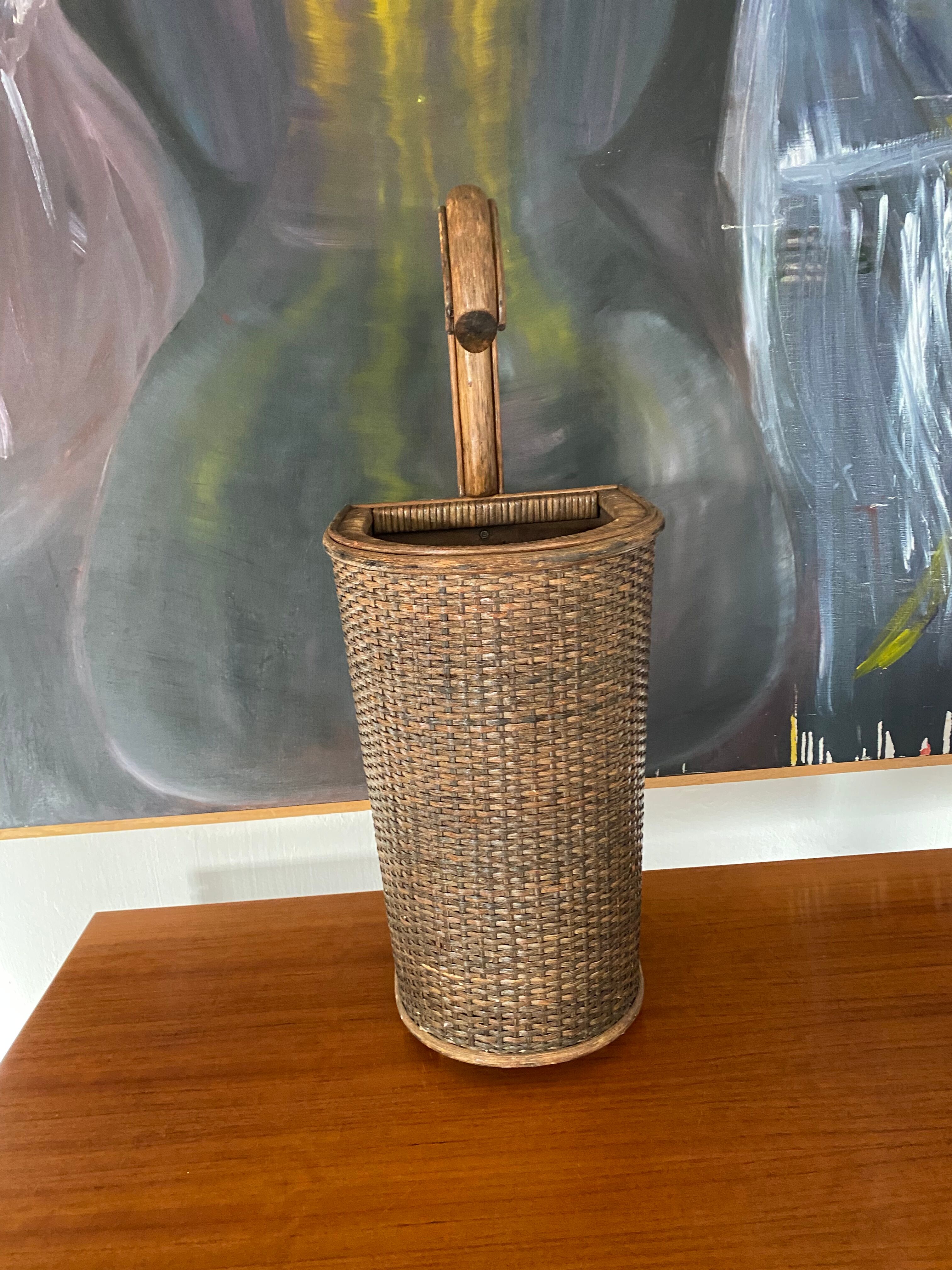 Vintage rattan umbrella door