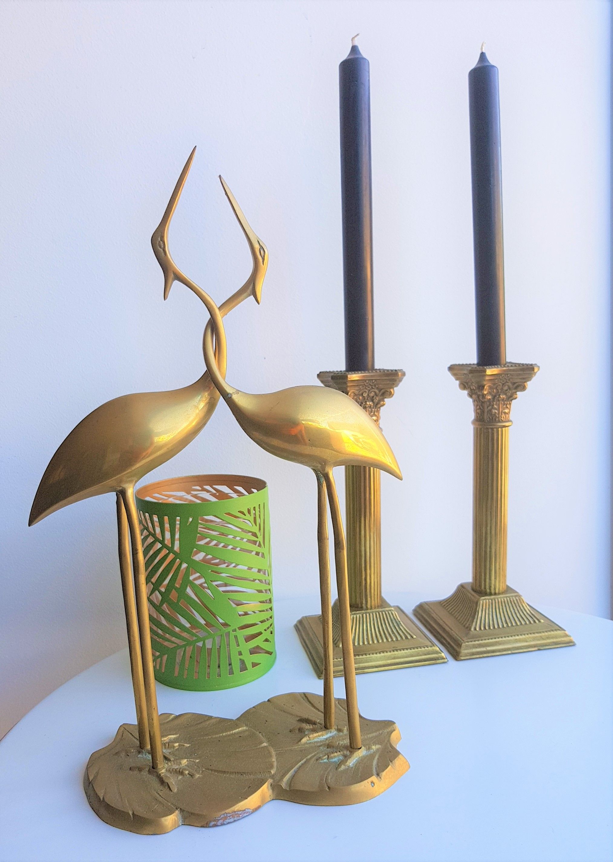 Paire de bougeoirs colonnes en laiton et bronze