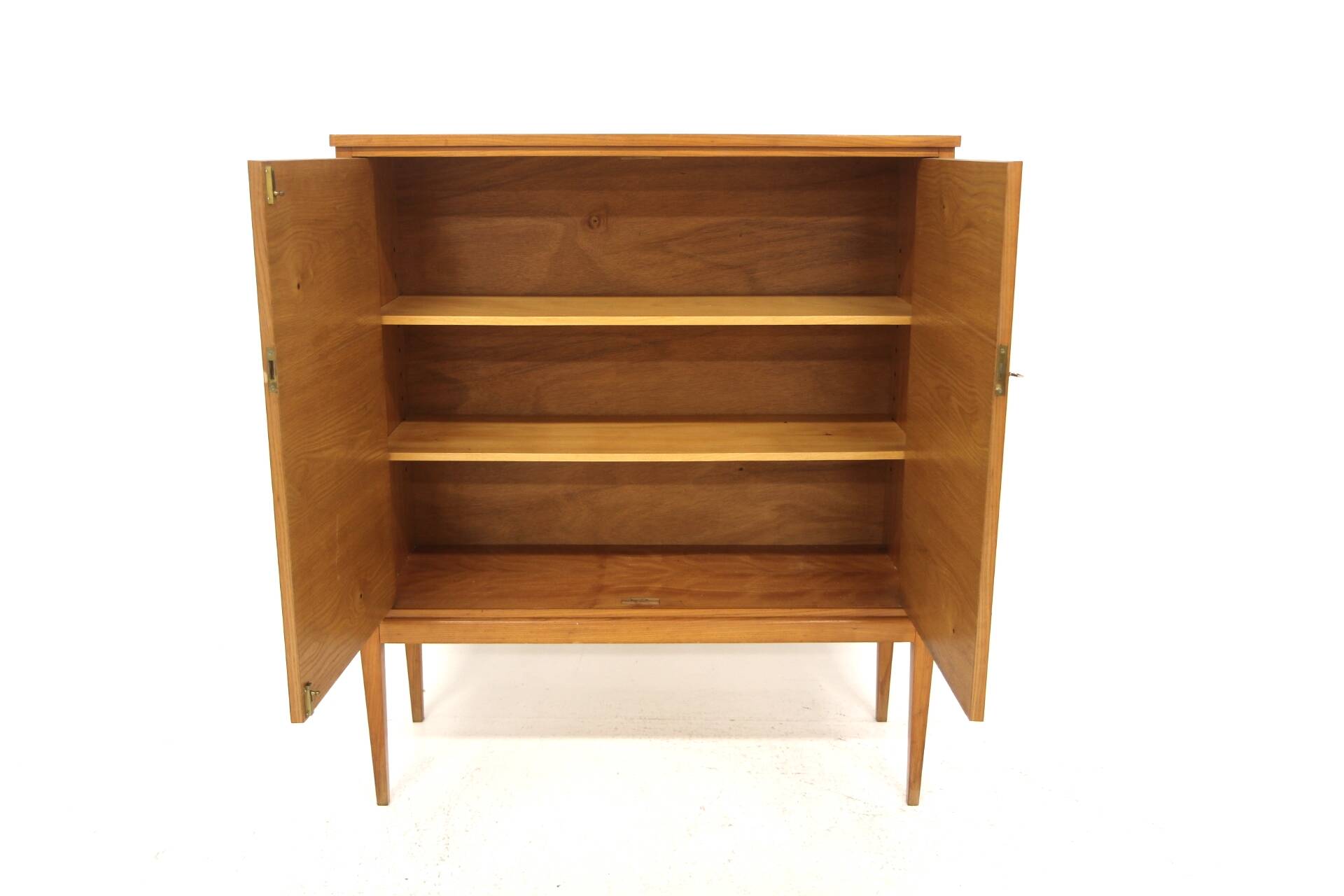 Armoire scandinave en orme, Mjölby Intarsia, Suède, 1950