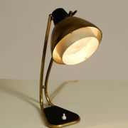 Rare grande lampe de table en laiton de style Mid-Century Modern avec une belle patine.