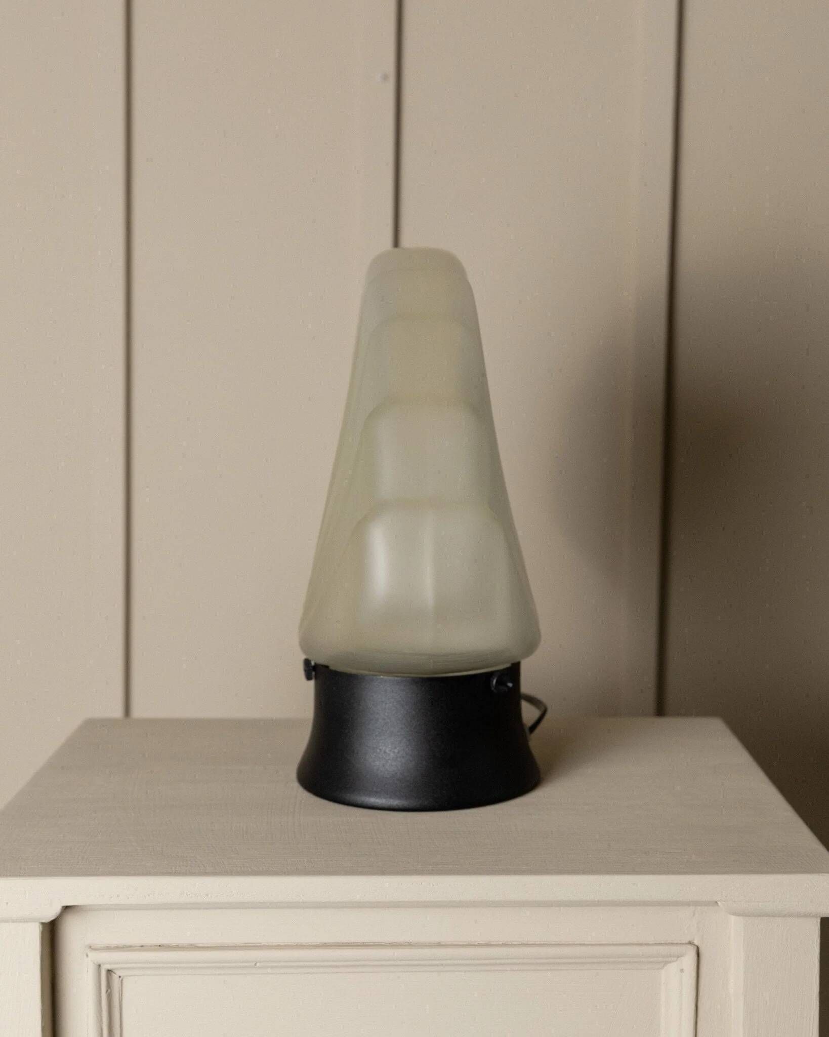 Opaline white Murano glass shell lamp with black metal base – 1980s Italian Memphis-inspired design
