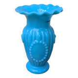 Vase ancien en opaline dentelée bleue à décor de médaillon