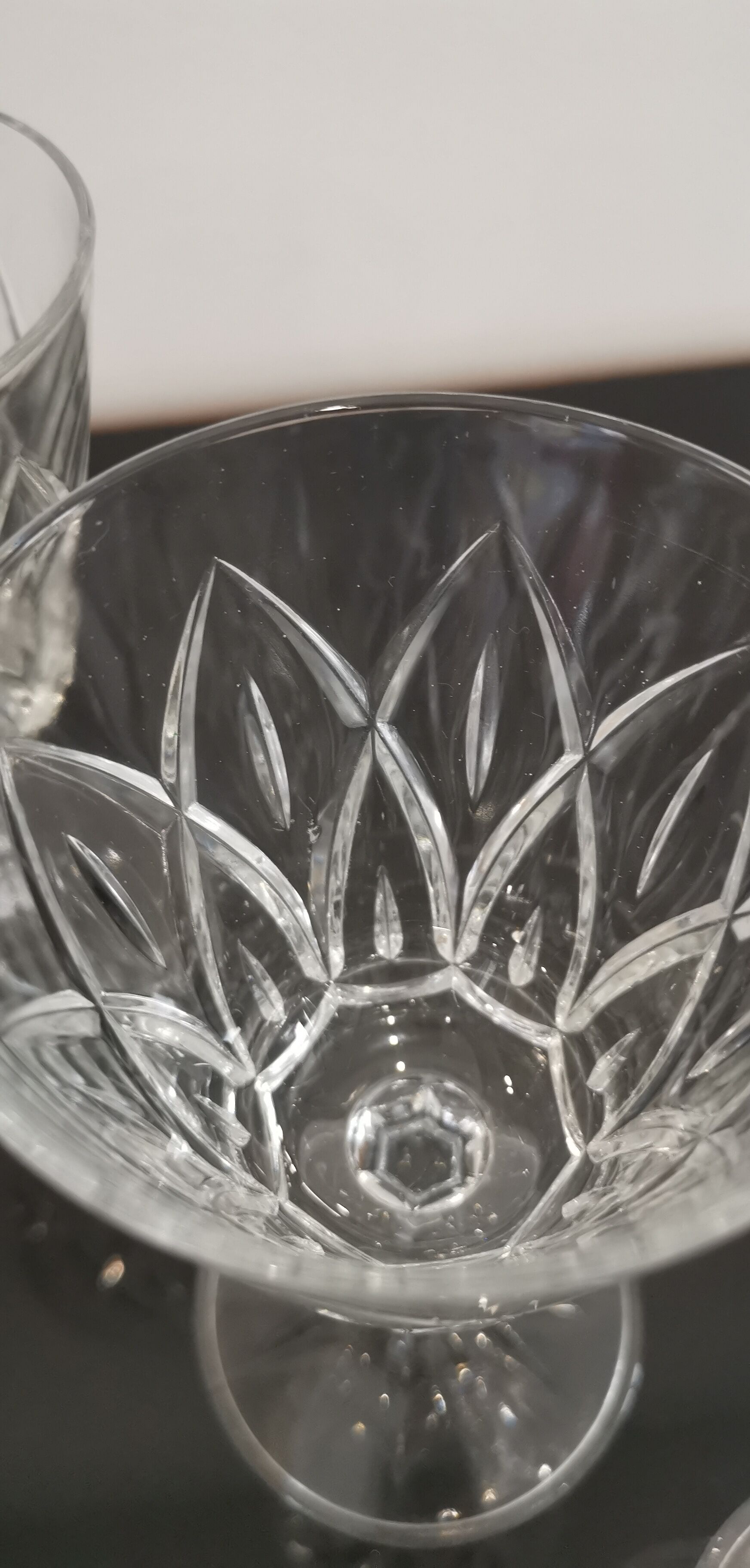 Set of 4 glasses of water/wine foot in vintage shell chiseled crystal