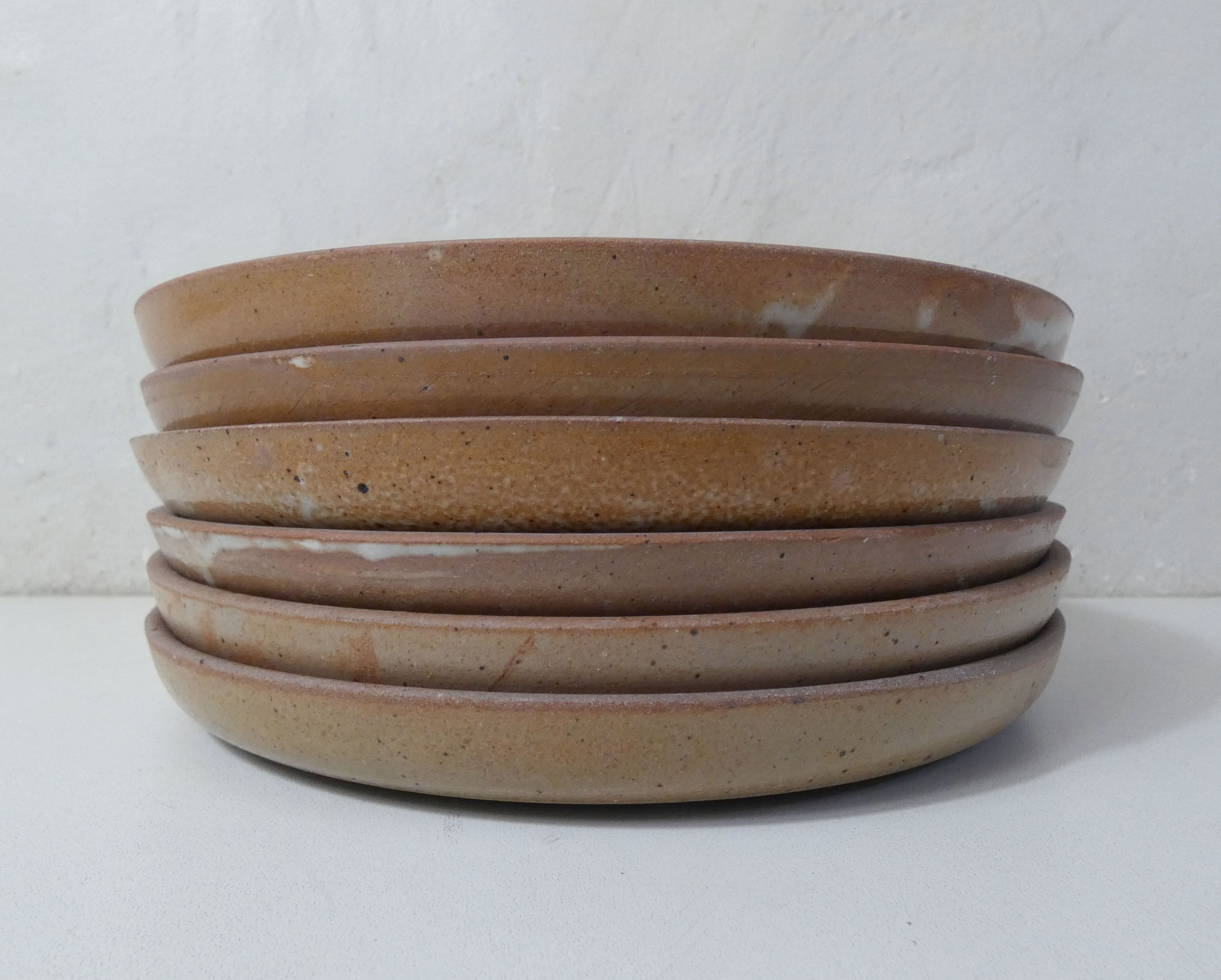 6 flat plates in Vintage stoneware