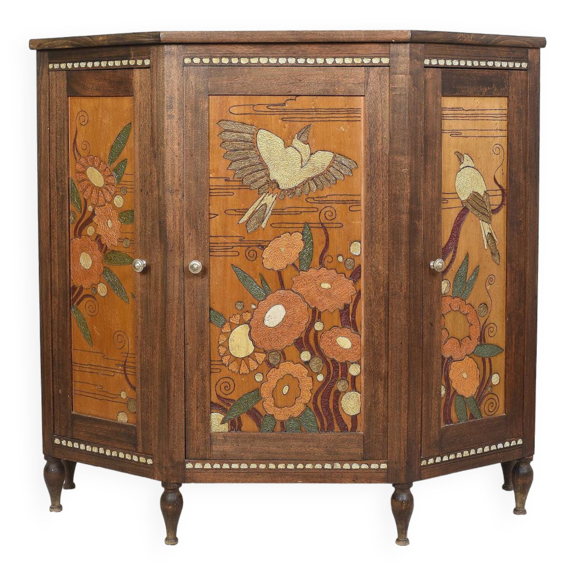 Buffet ou armoire d'angle, à 3 faces, en bois massif, sculpté et peint.