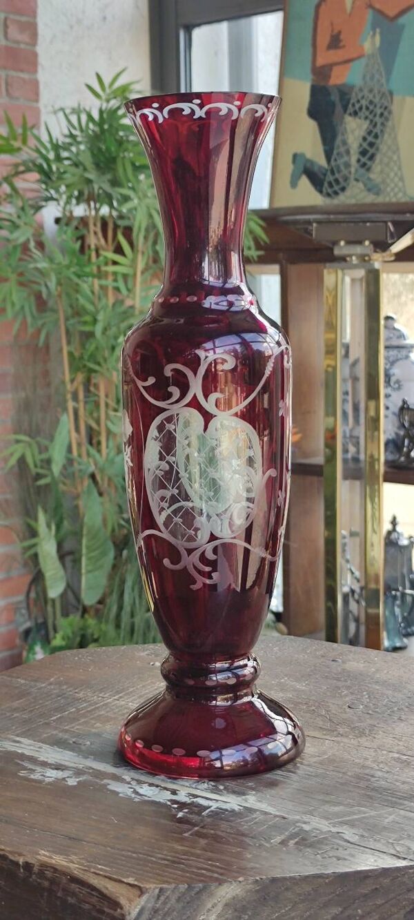 Ancien vase en cristal rouge gravé