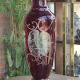 Ancien vase en cristal rouge gravé