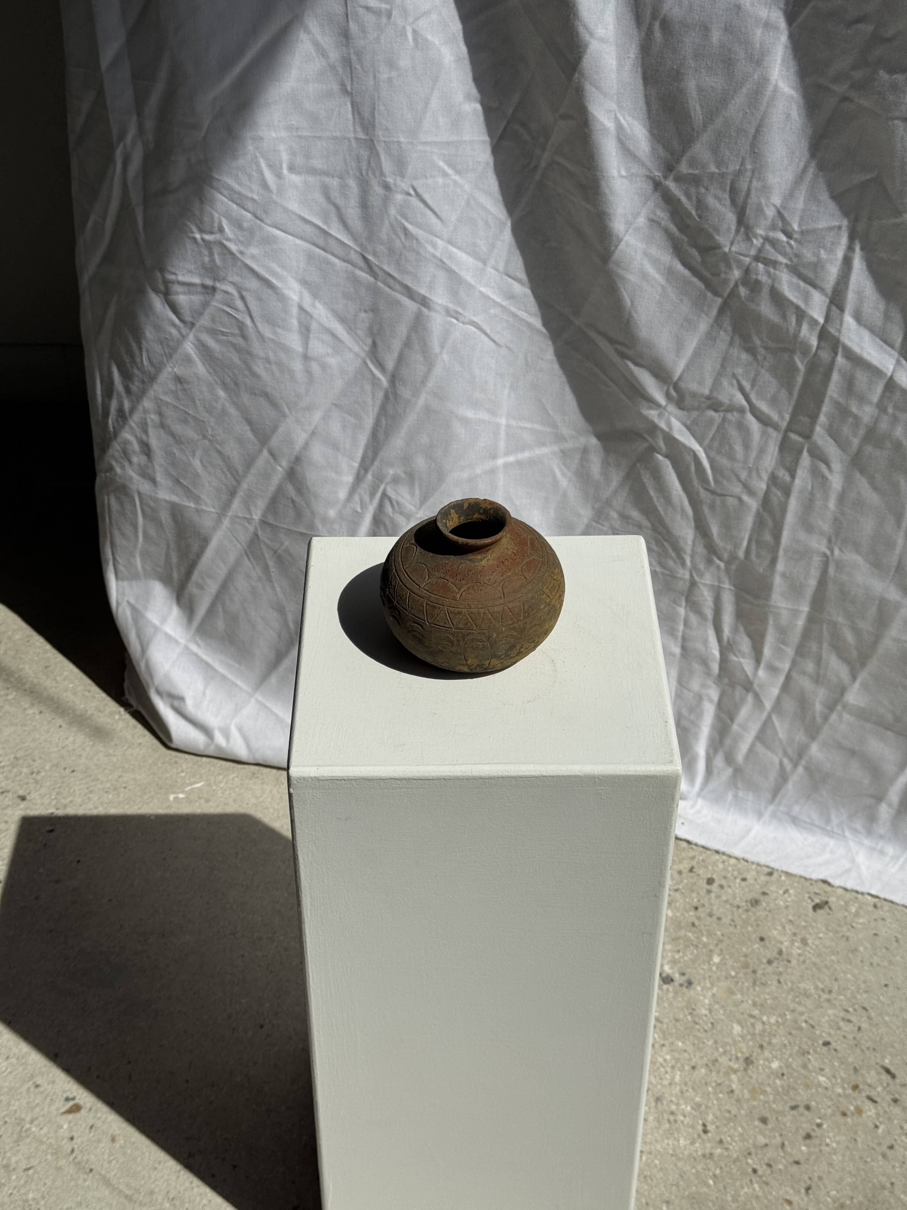 Small round ancient vase in engraved terracotta, Indonesian polychromy H10 D1